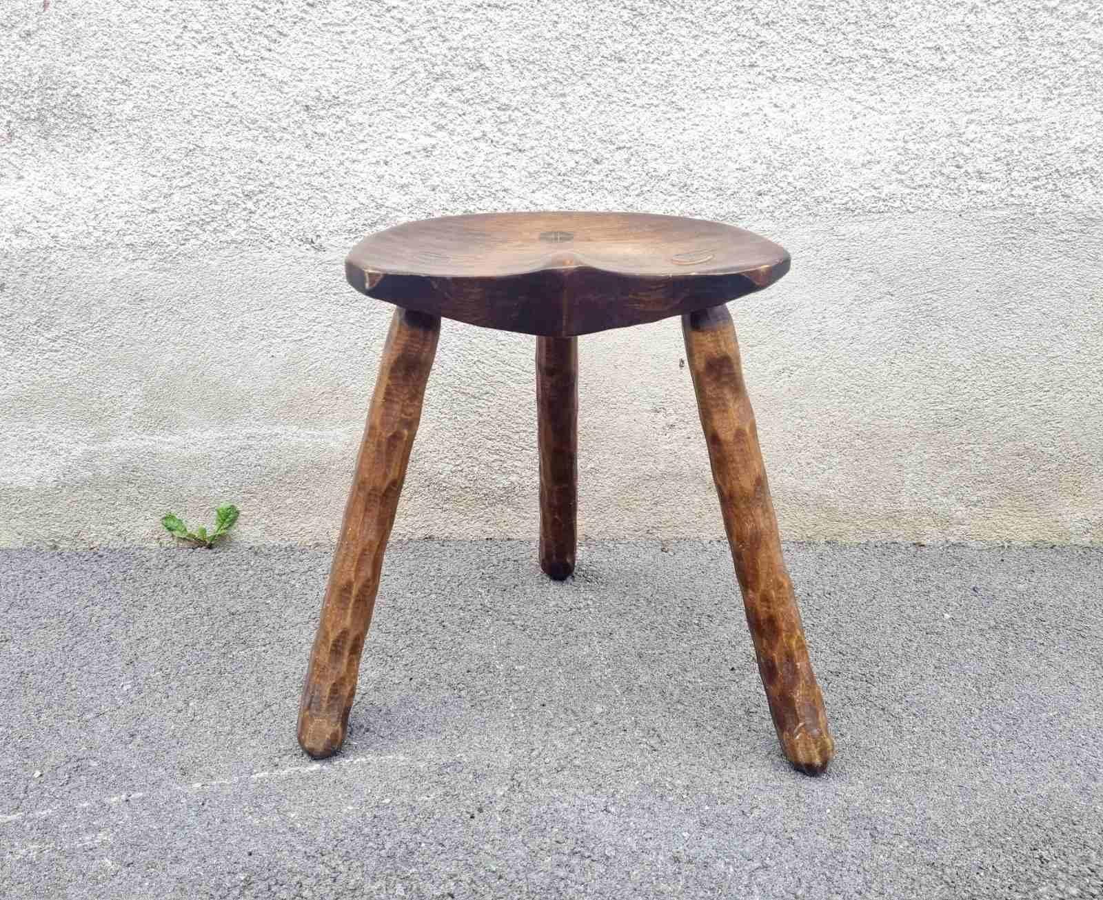 Tabouret tripode brutaliste français
Fabrication artisanale
Fabriqué dans les années 50