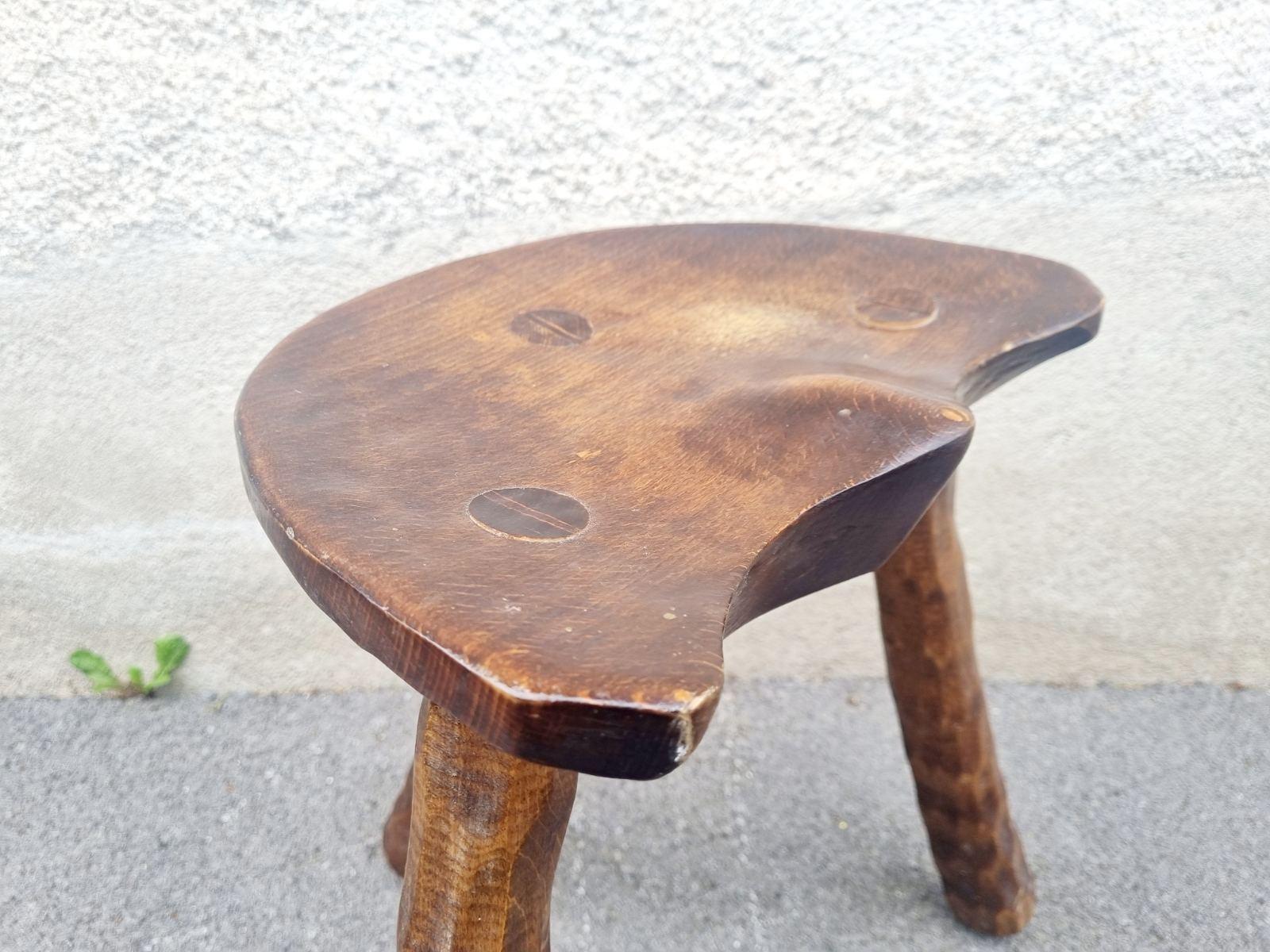 Français Tabouret tripode artisanal brutaliste français, années 50 en vente