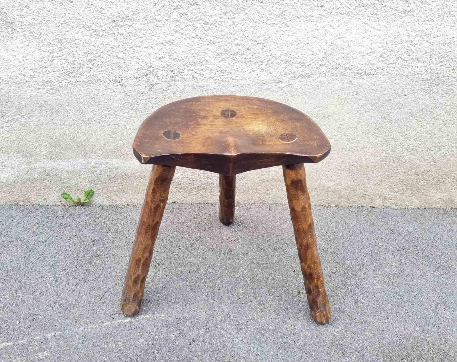 Tabouret tripode artisanal brutaliste français, années 50 Bon état - En vente à Lucija, SI