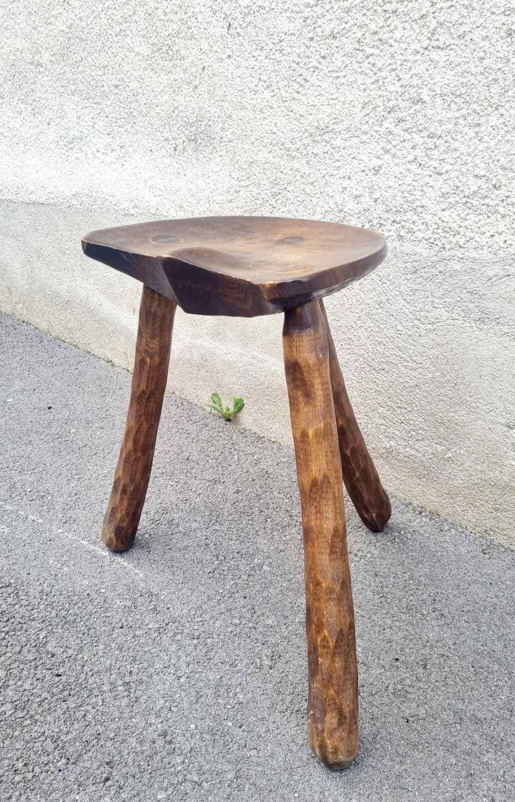 20ième siècle Tabouret tripode artisanal brutaliste français, années 50 en vente