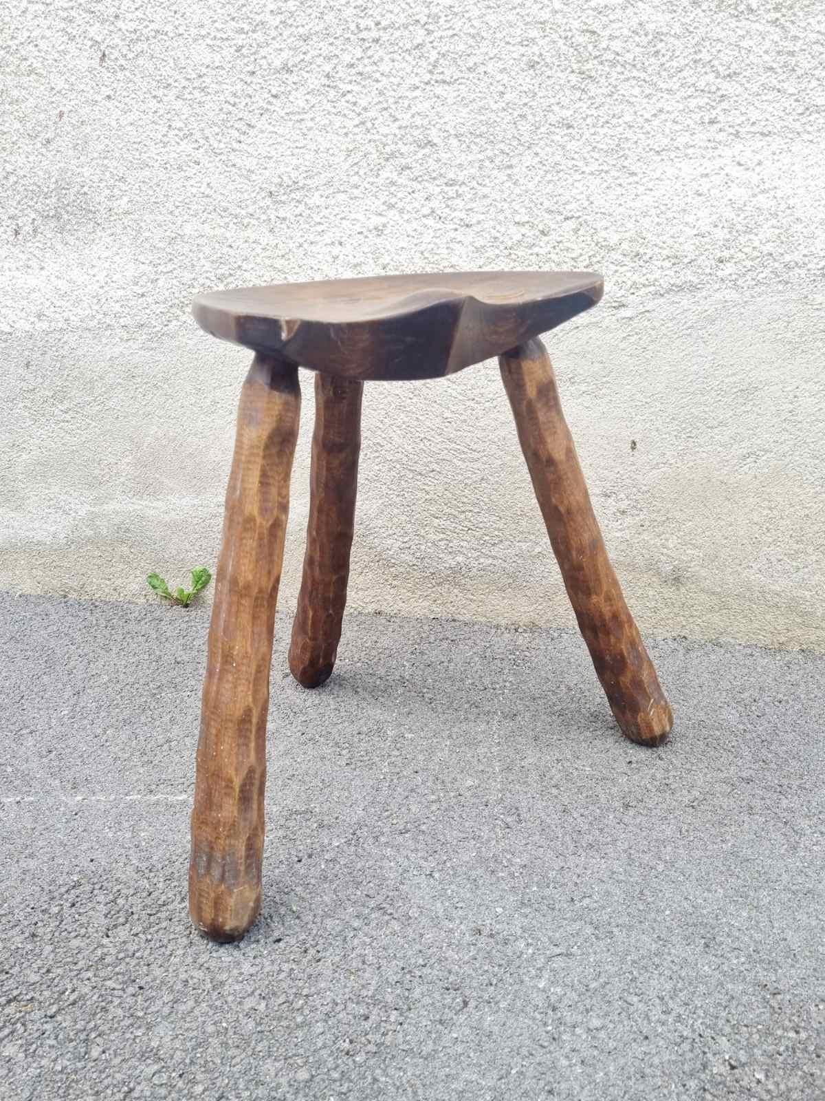Orme Tabouret tripode artisanal brutaliste français, années 50 en vente