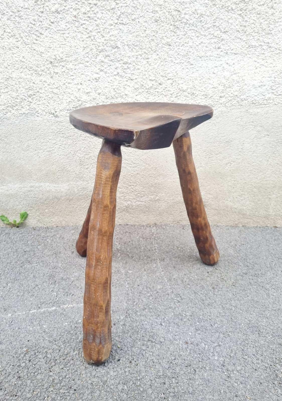 Tabouret tripode artisanal brutaliste français, années 50 en vente 1