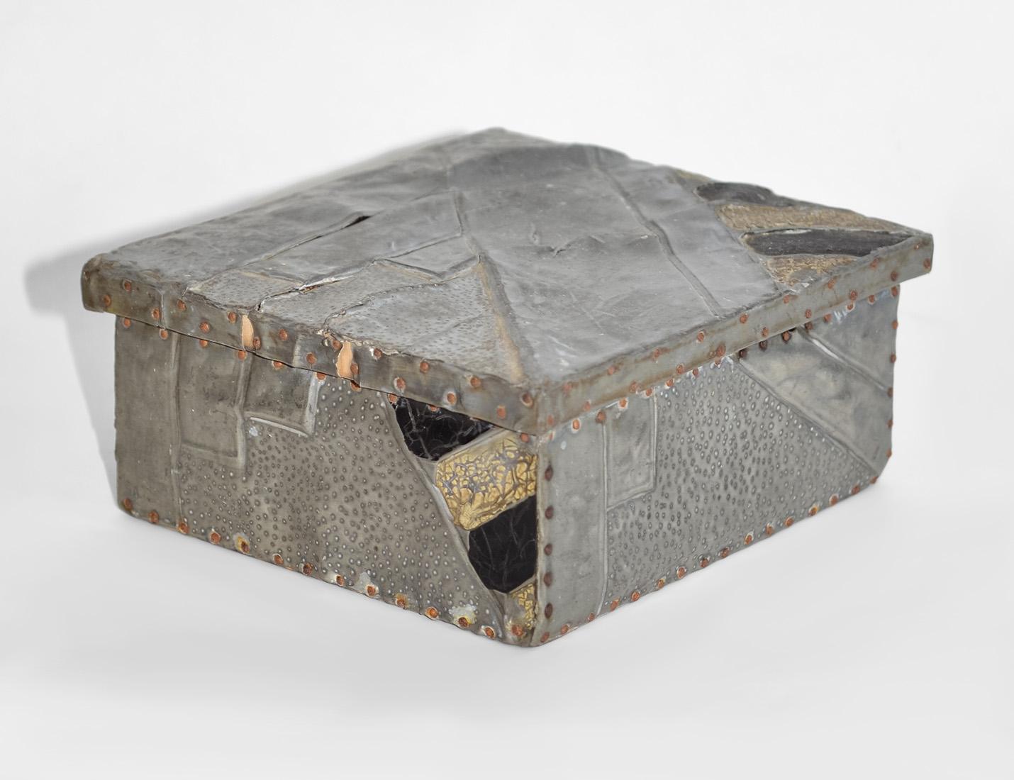 Caja de metal con bisagras Brutalista Años 60, Francia
Estaño y tinta martillados, esculpidos y trabajados con pequeños clavos sobre madera. Pieza única para joyería, decoración, vide poche o alijo. Comprado en París.
Ponte en contacto con nosotros