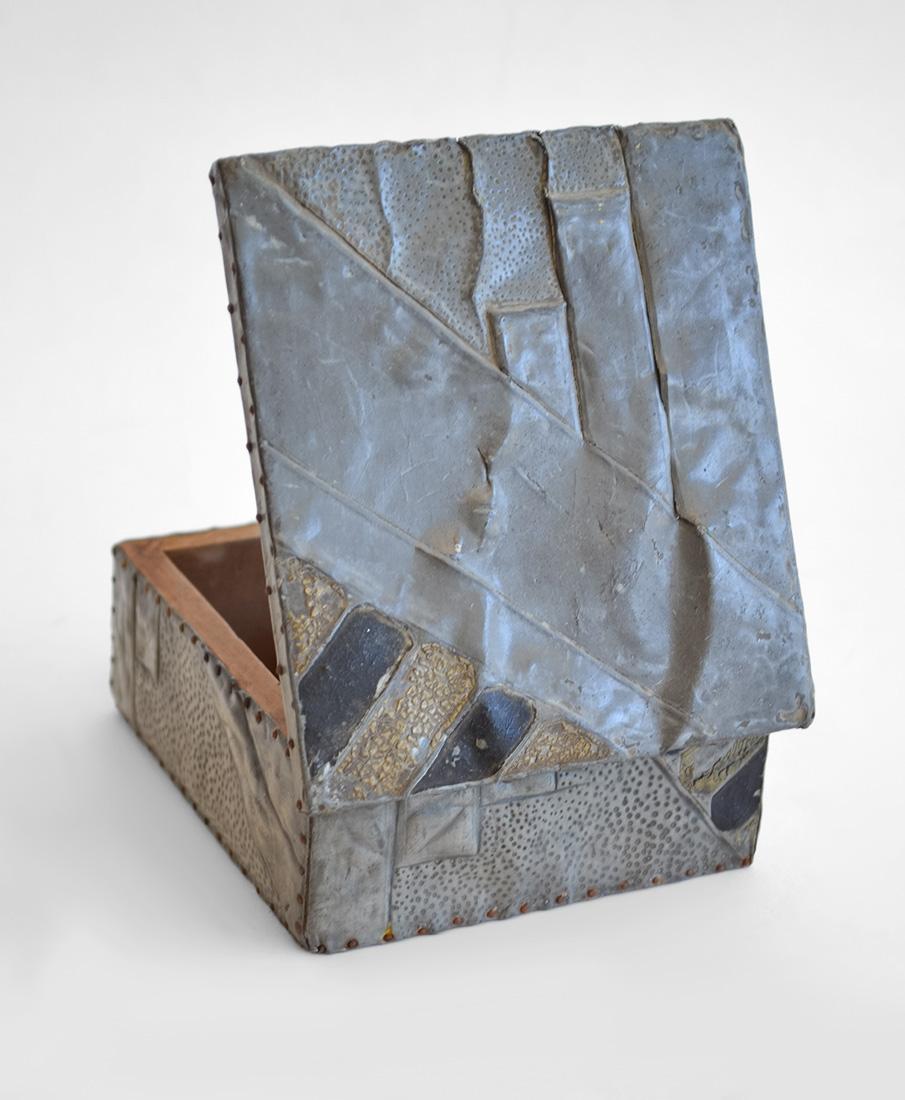 Caja de metal con bisagras Brutalista Años 60, Francia siglo XX en venta