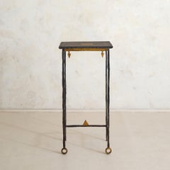 Mesita auxiliar brutalista francesa con acabado de hierro y pan de oro, de Jean-Jacques Argueyrolles, 1997