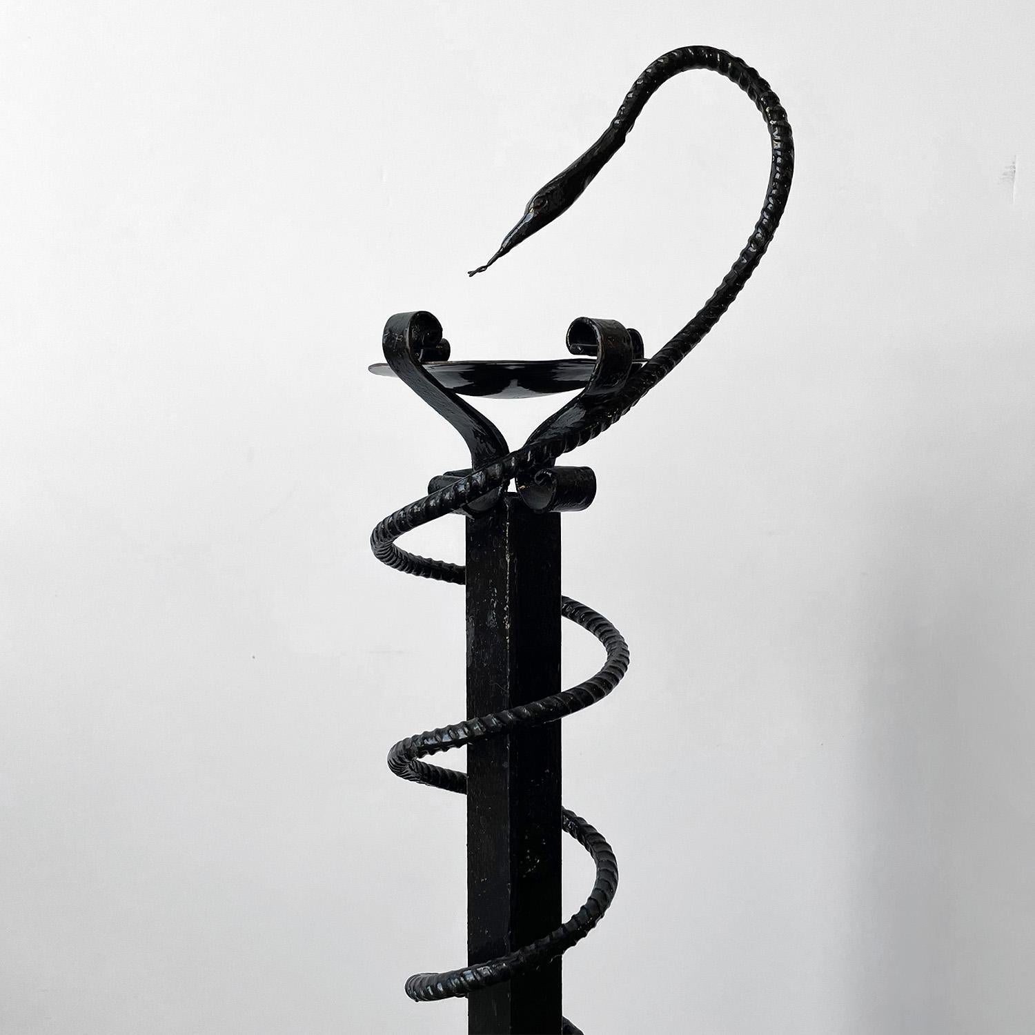 French Brutalist Iron Zoomorphic Snake Standing Catchall Ashtray 
This architectural stunner is both functional and a living piece of art
Interesting conversation piece to use as a key holder, catchall or ashtray
Perfect for any entry space