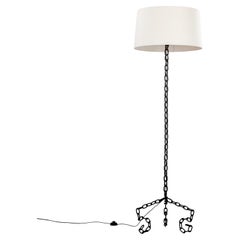 Französische brutalistische Mid-Century-Stehlampe aus schwarzer Eisenkette mit weißem Seidenschirm, 1960er Jahre