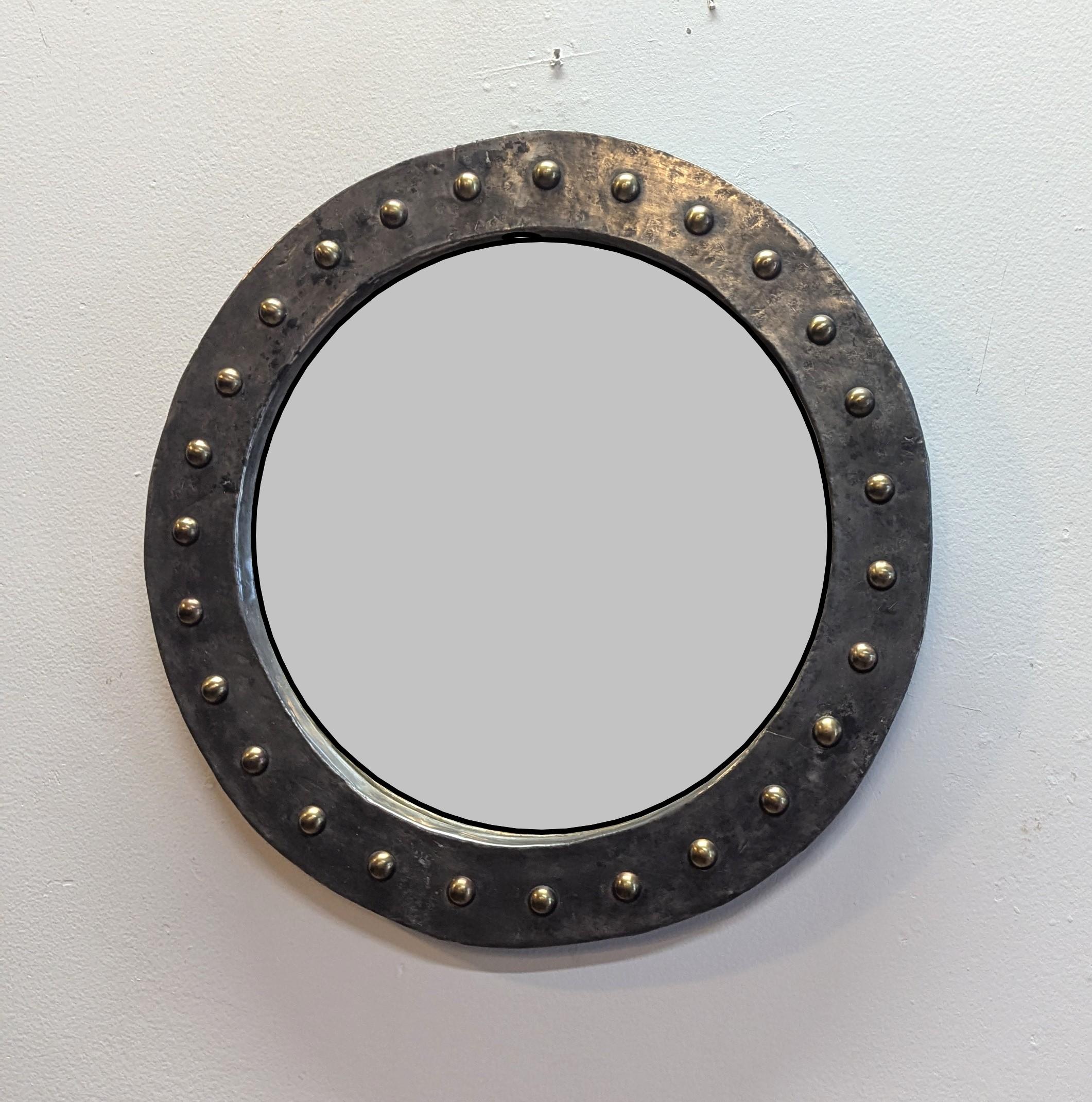 Specchio del periodo francese brutalista di metà secolo realizzato artigianalmente. Metallo modellato a mano con borchie in ottone su legno con vetro a specchio al centro.
In buone condizioni vintage.