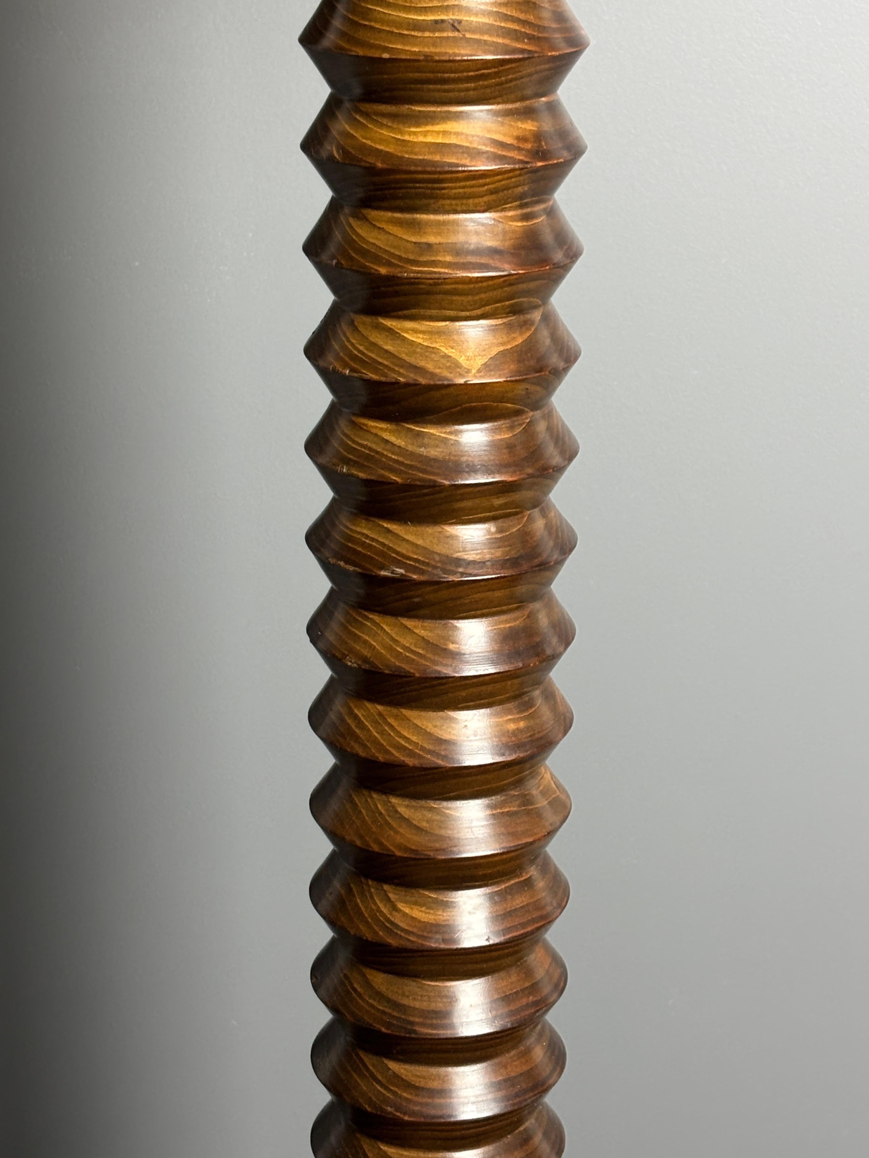 Französisch brutalistischen Mitte des Jahrhunderts Holz gedreht Kokon Stehlampe, Charles Dudouyt Stil im Angebot 4