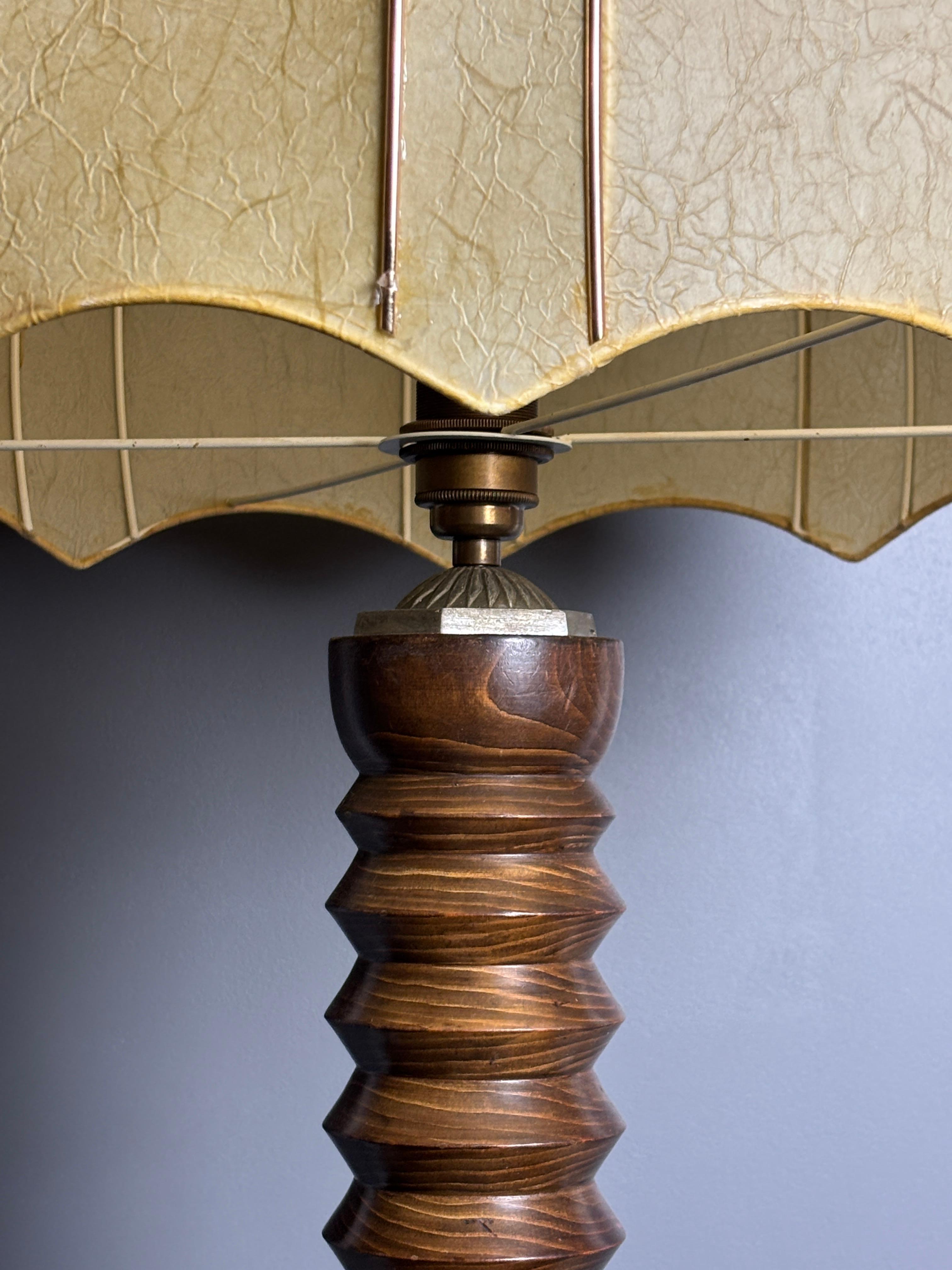 Französisch brutalistischen Mitte des Jahrhunderts Holz gedreht Kokon Stehlampe, Charles Dudouyt Stil im Angebot 5