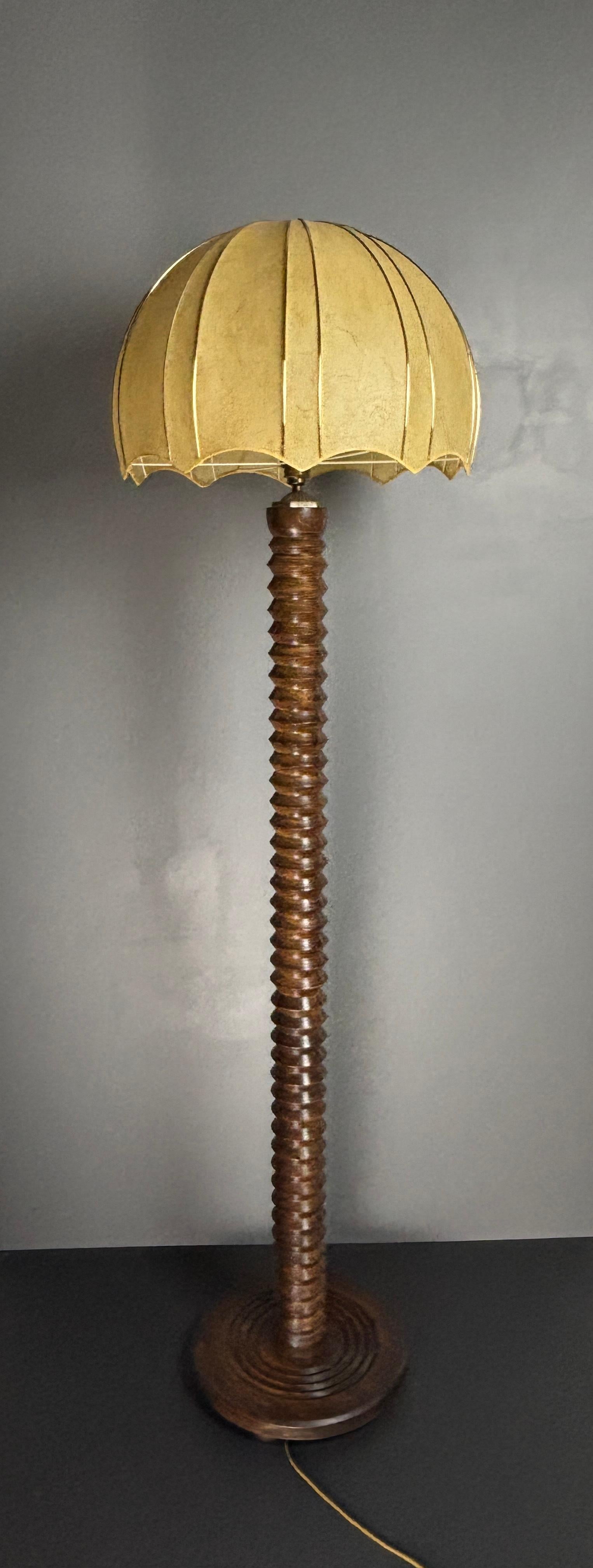 Französisch brutalistischen Mitte des Jahrhunderts Holz gedreht Kokon Stehlampe, Charles Dudouyt Stil im Angebot 6