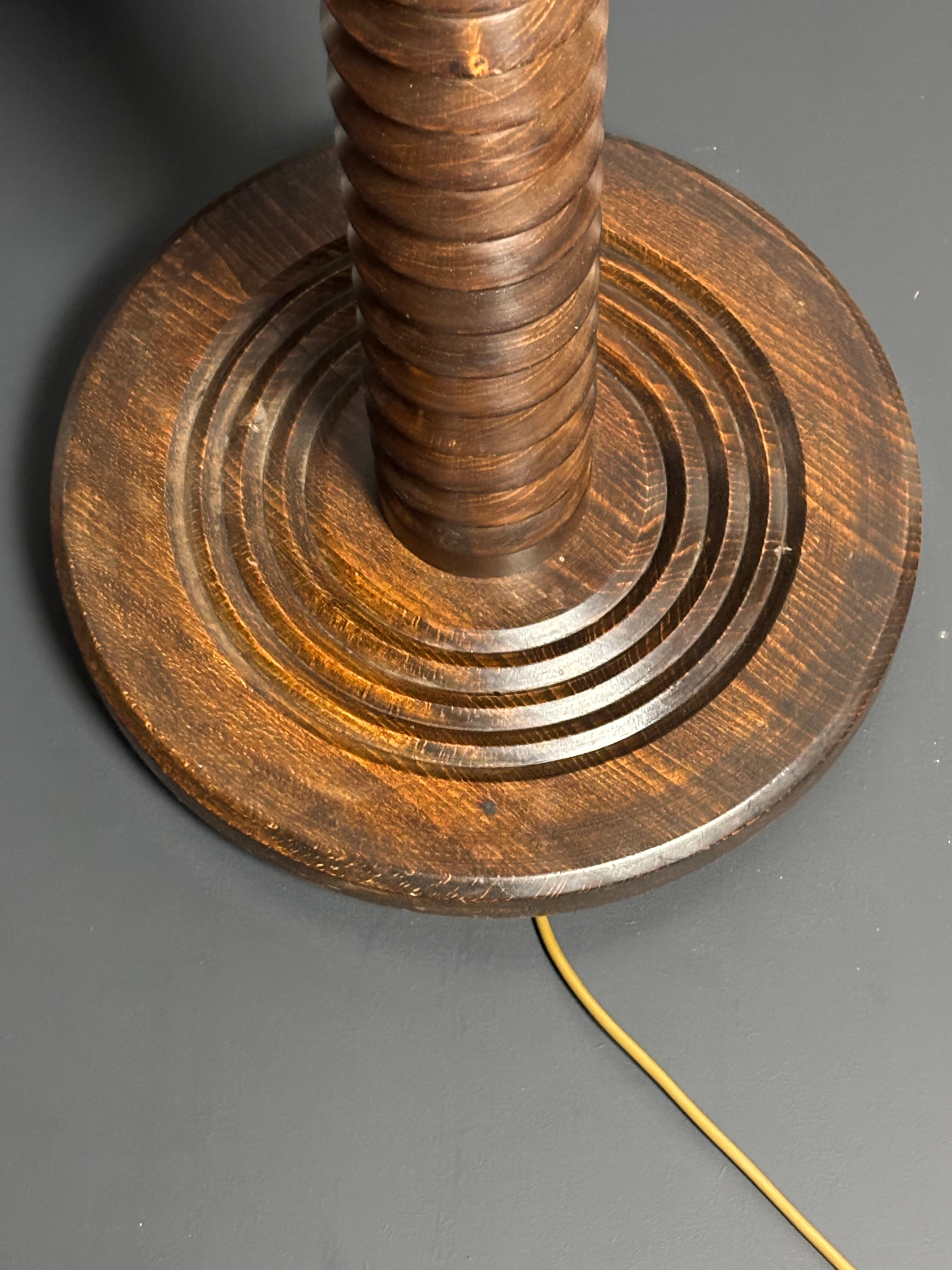 Französisch brutalistischen Mitte des Jahrhunderts Holz gedreht Kokon Stehlampe, Charles Dudouyt Stil im Angebot 9