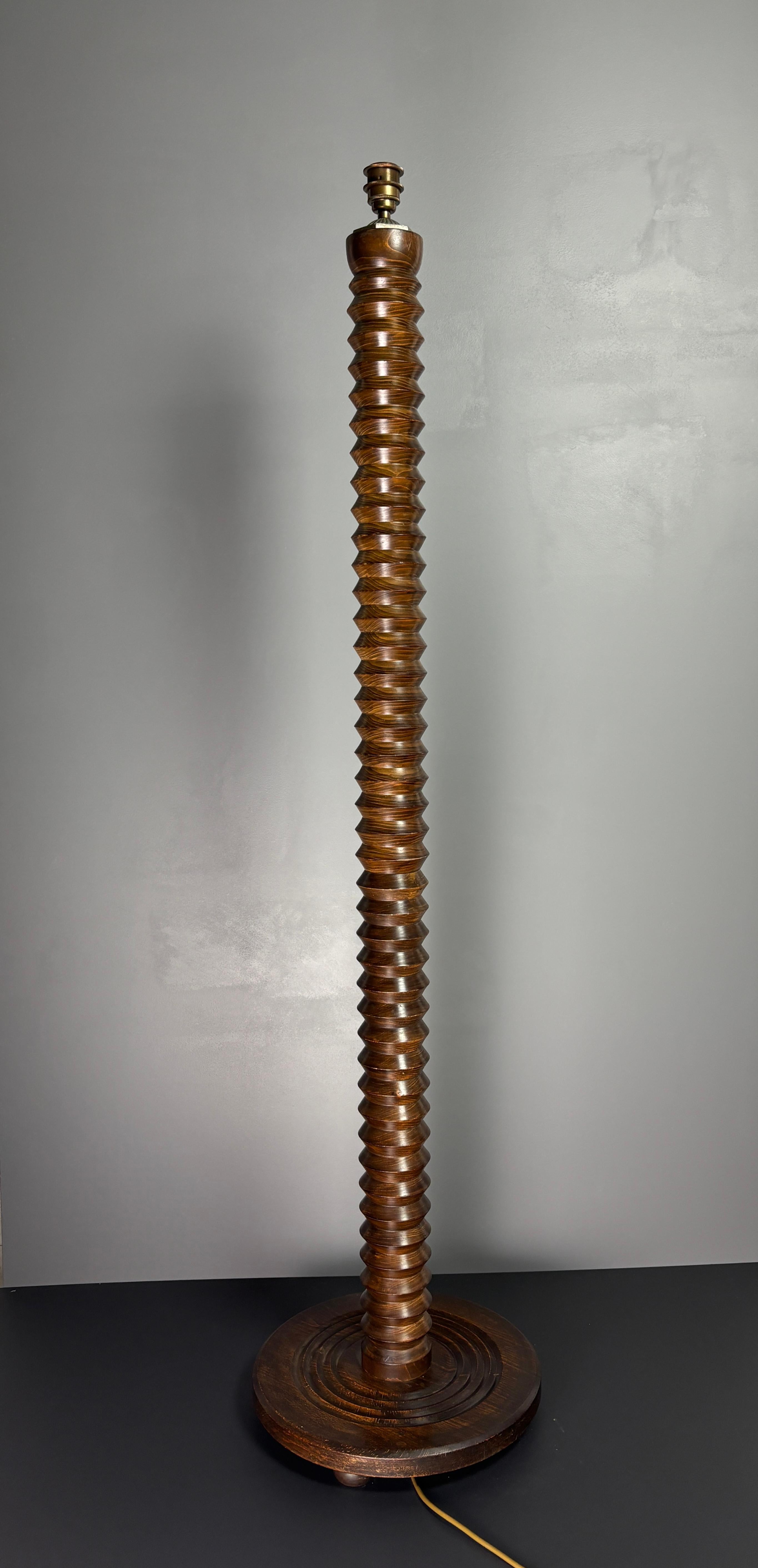 Französisch brutalistischen Mitte des Jahrhunderts Holz gedreht Kokon Stehlampe, Charles Dudouyt Stil (Brutalismus) im Angebot