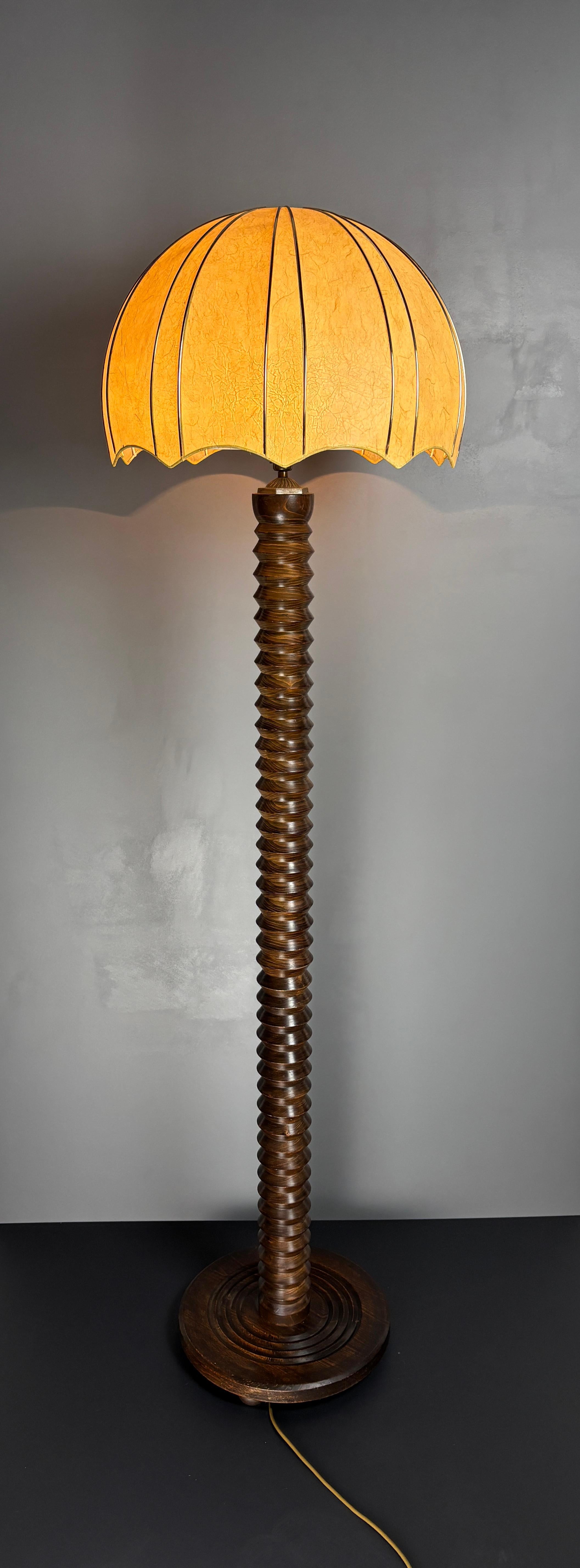 Französisch brutalistischen Mitte des Jahrhunderts Holz gedreht Kokon Stehlampe, Charles Dudouyt Stil im Zustand „Gut“ im Angebot in Zaandam, NL