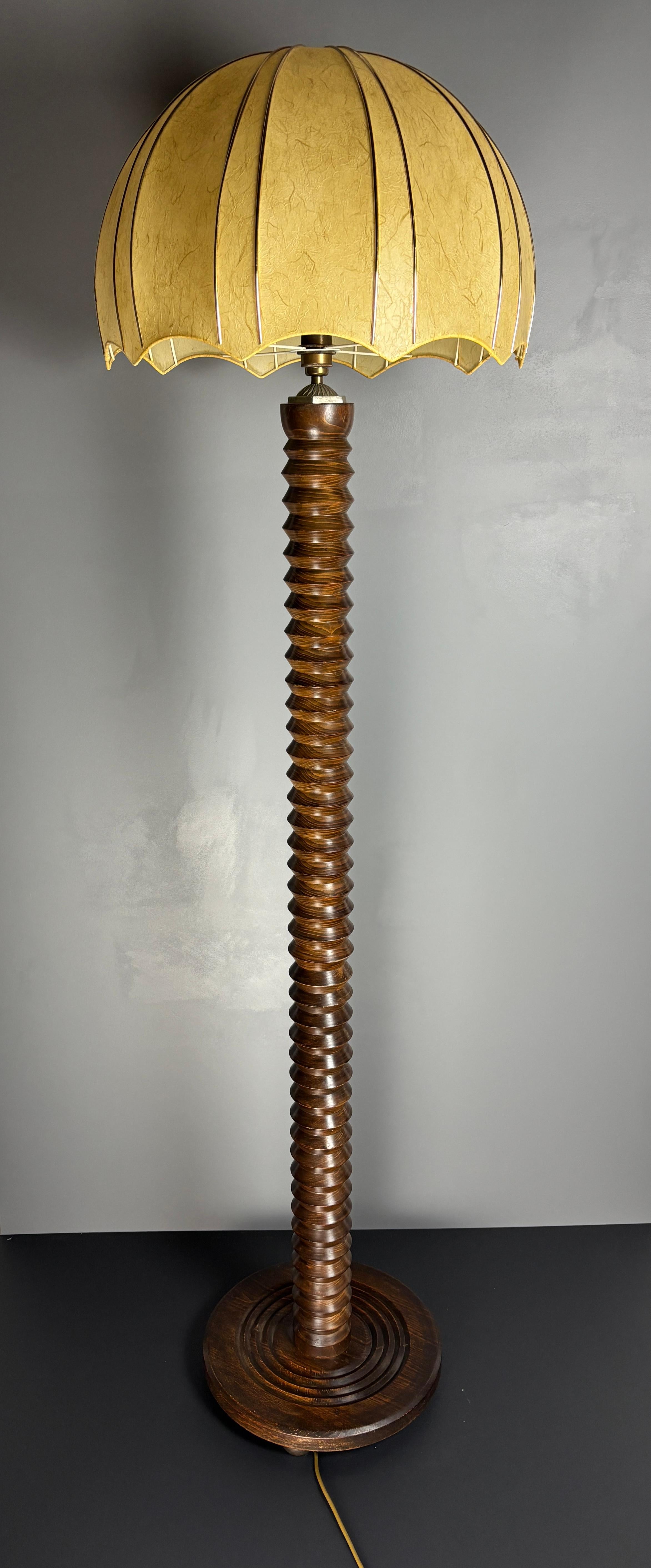Französisch brutalistischen Mitte des Jahrhunderts Holz gedreht Kokon Stehlampe, Charles Dudouyt Stil (Mitte des 20. Jahrhunderts) im Angebot