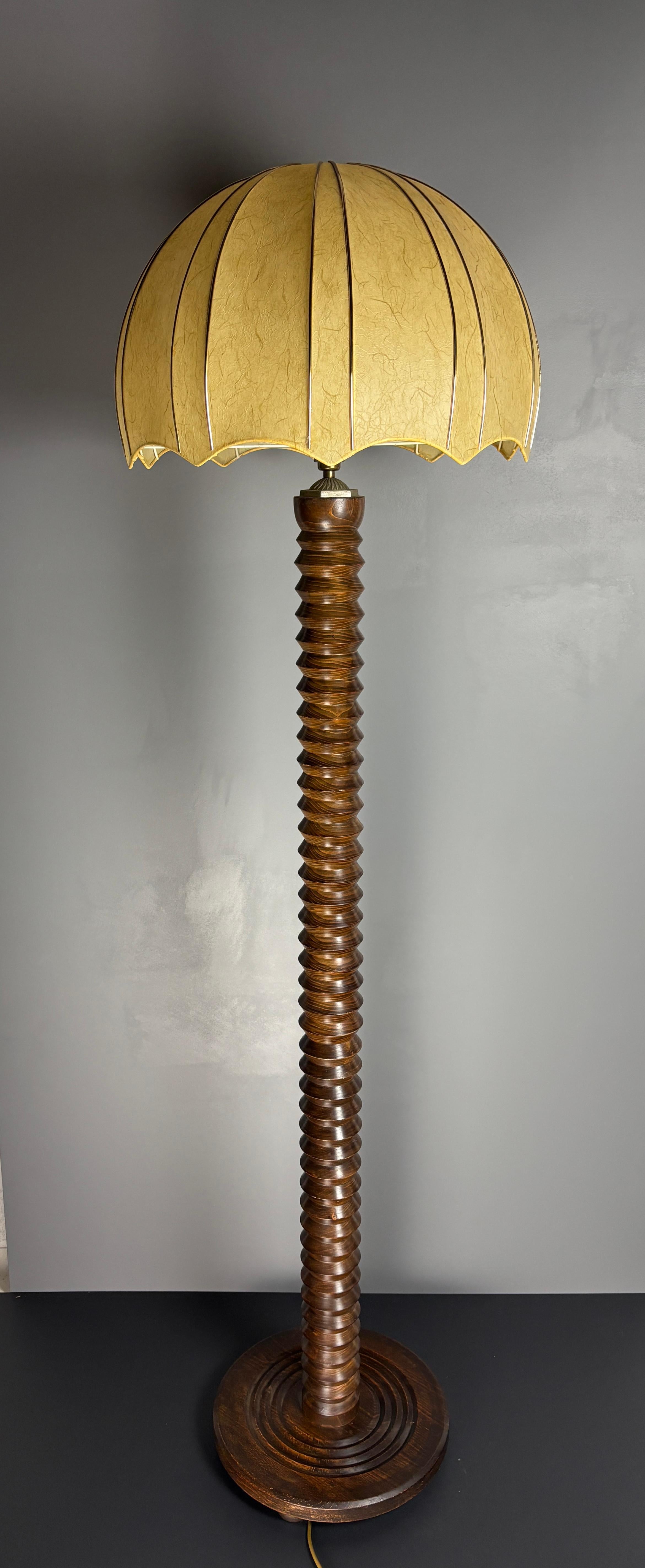 Französisch brutalistischen Mitte des Jahrhunderts Holz gedreht Kokon Stehlampe, Charles Dudouyt Stil (Bronze) im Angebot