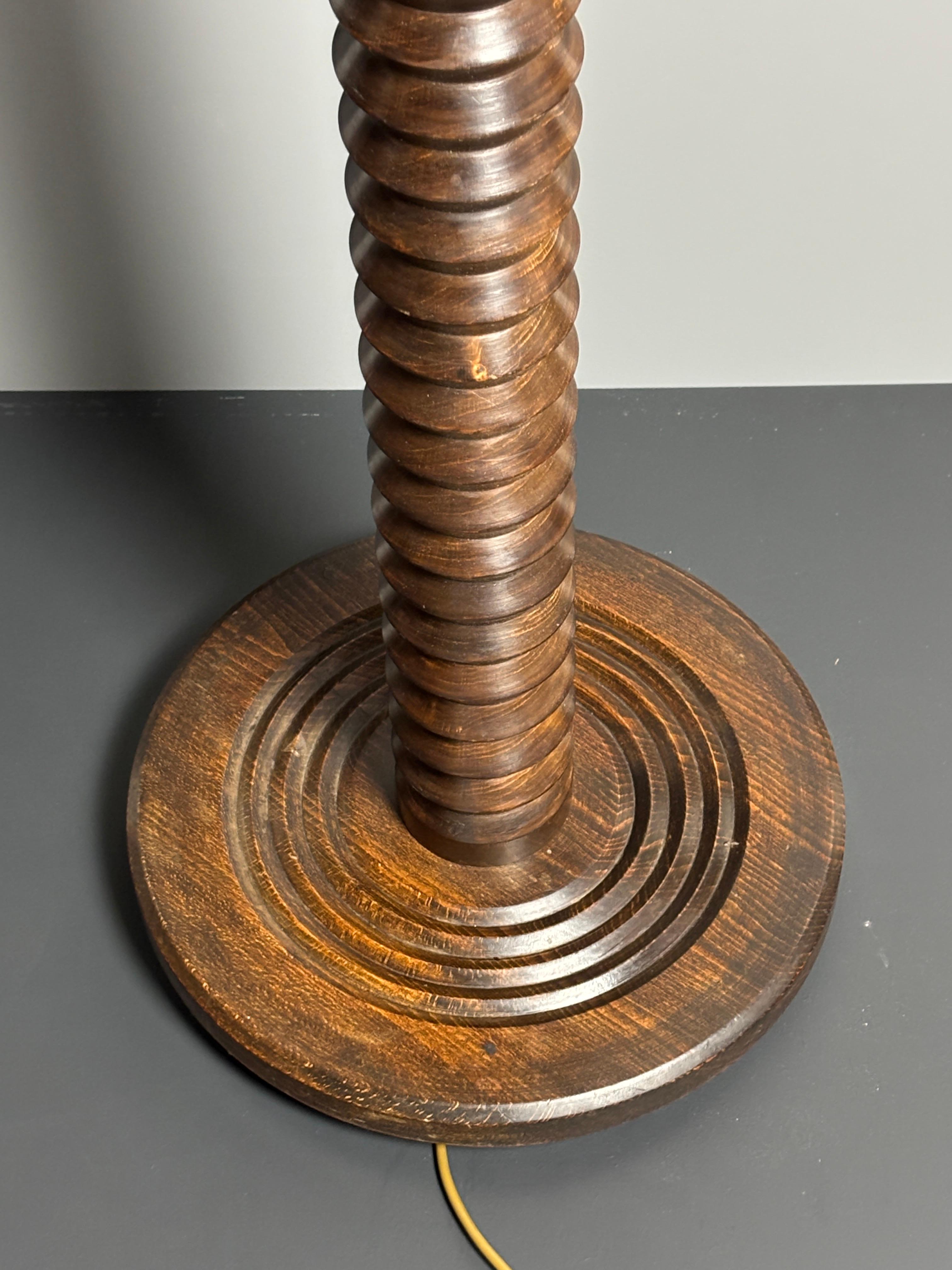 Französisch brutalistischen Mitte des Jahrhunderts Holz gedreht Kokon Stehlampe, Charles Dudouyt Stil im Angebot 3