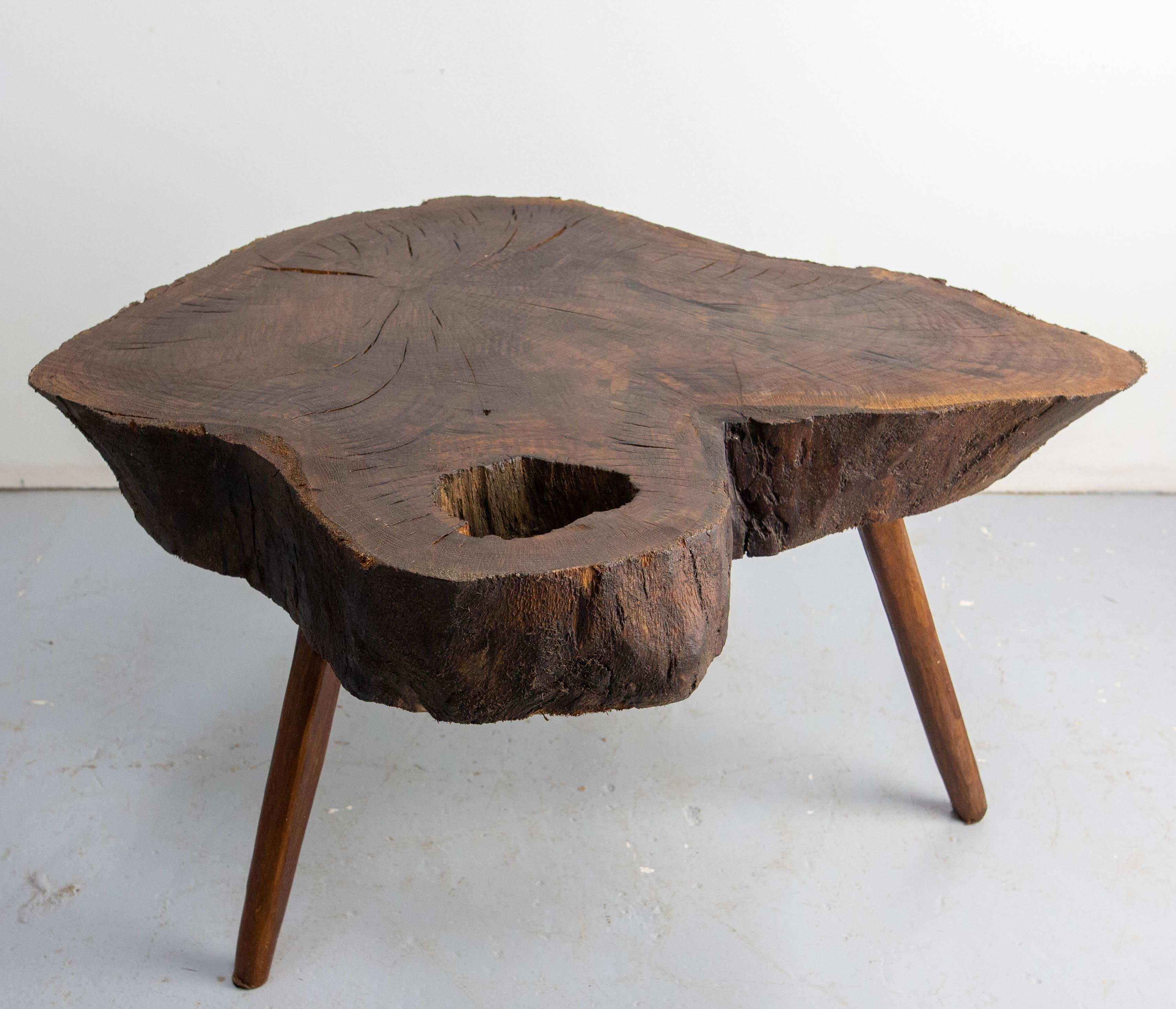 Table basse française du milieu du siècle réalisée avec le tronc d'un chêne. Le trou dans la partie supérieure ajoute une note d'authenticité à une pièce déjà marquée par son style brutaliste.
En bon état, avec quelques marques d'utilisation et de