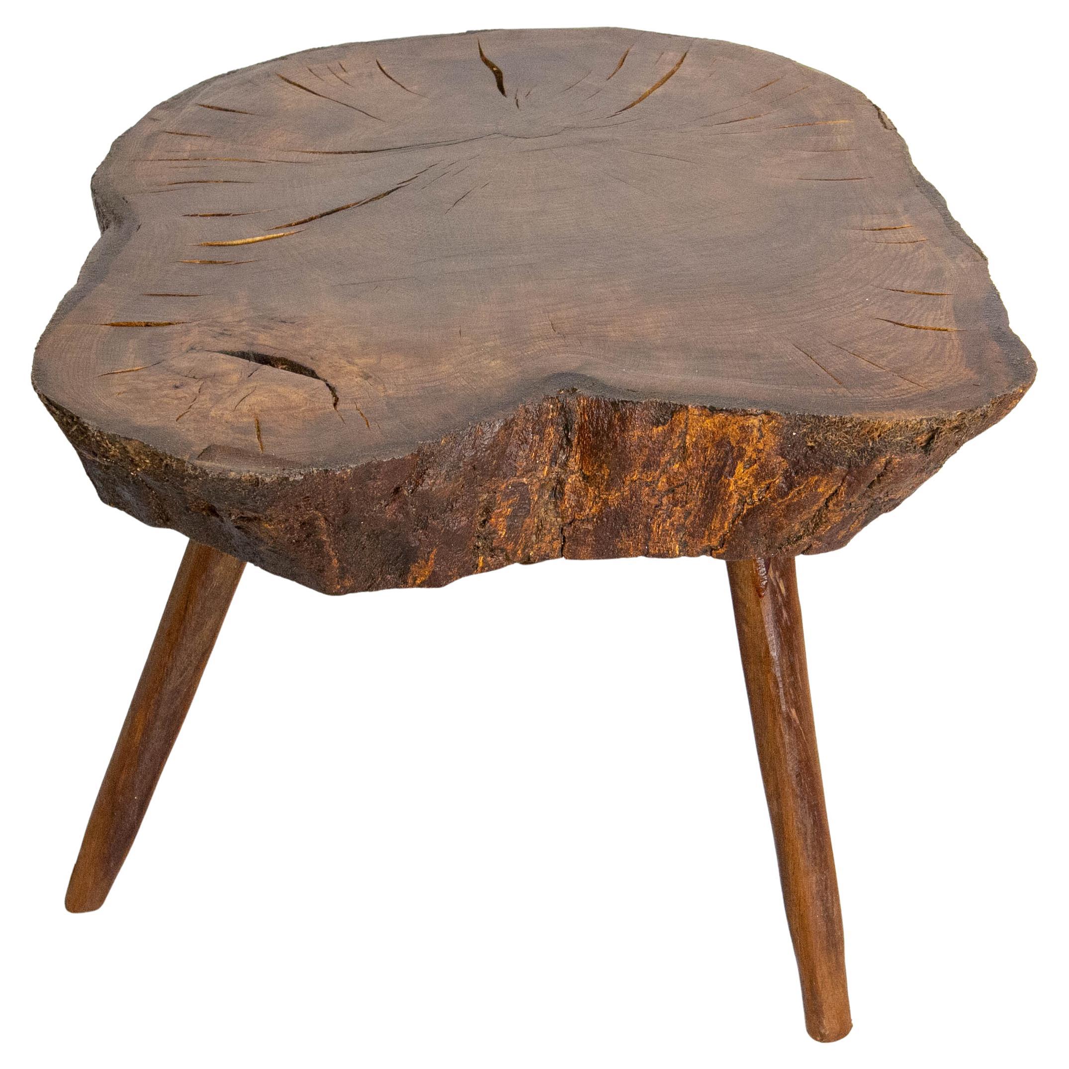Français Table basse française brutaliste en Oak Oak à trois pieds, circa 1960 en vente