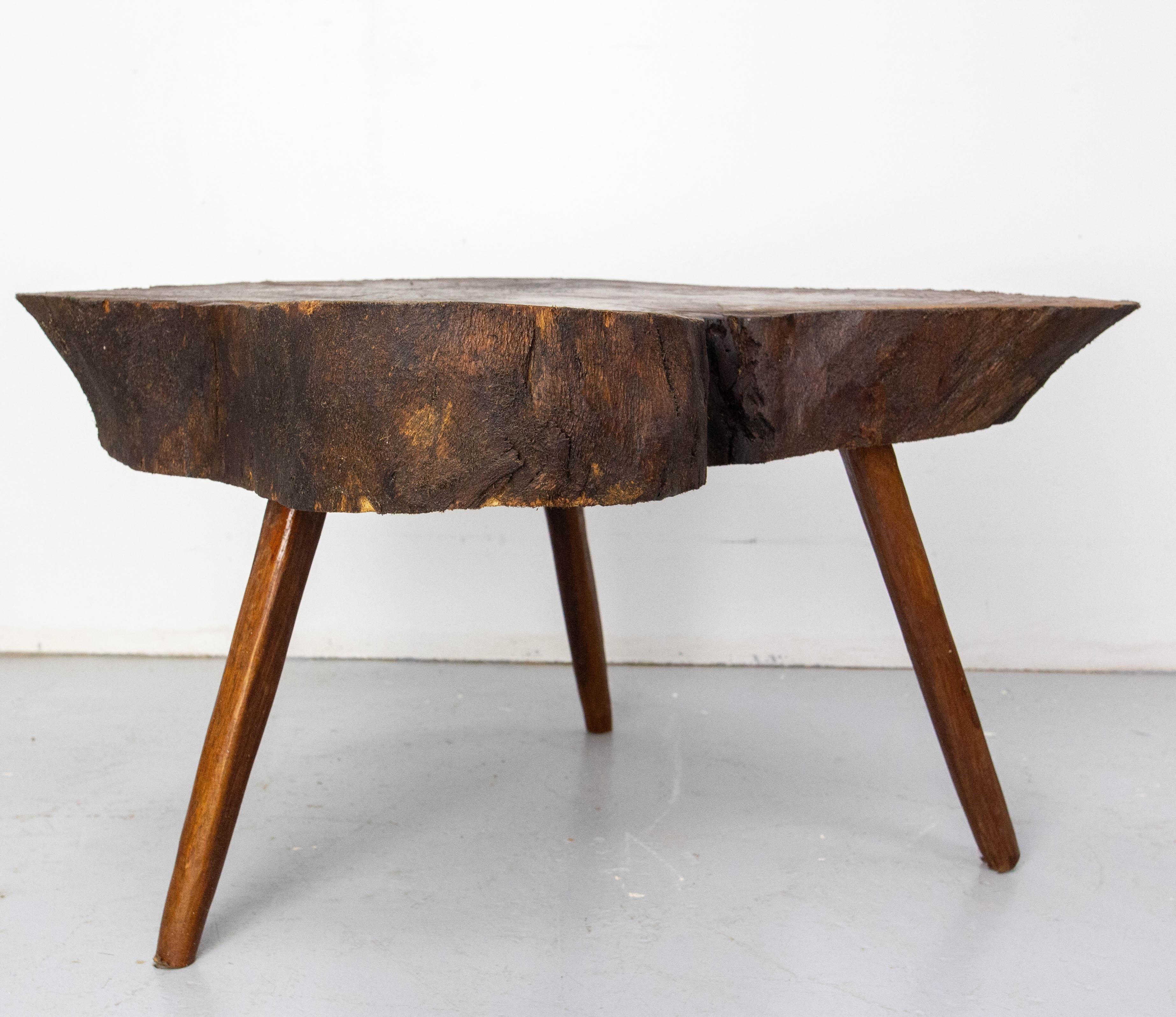 Français Table basse française brutaliste en Oak Oak à trois pieds, circa 1960 en vente