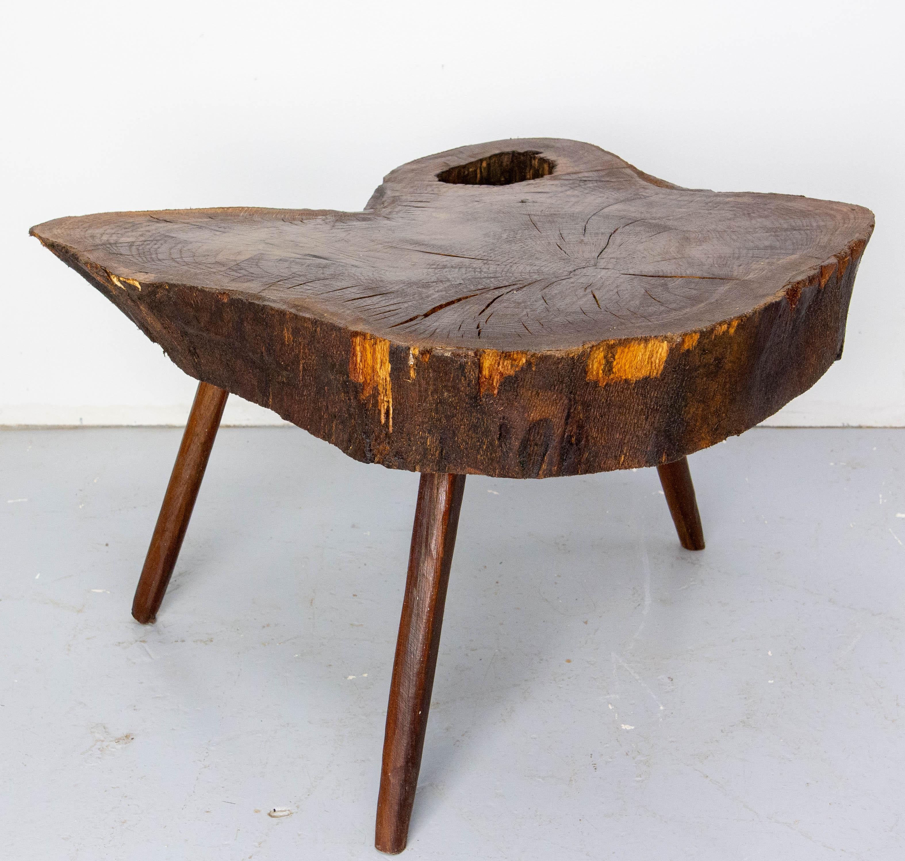 Table basse française brutaliste en Oak Oak à trois pieds, circa 1960 Bon état - En vente à Labrit, Landes