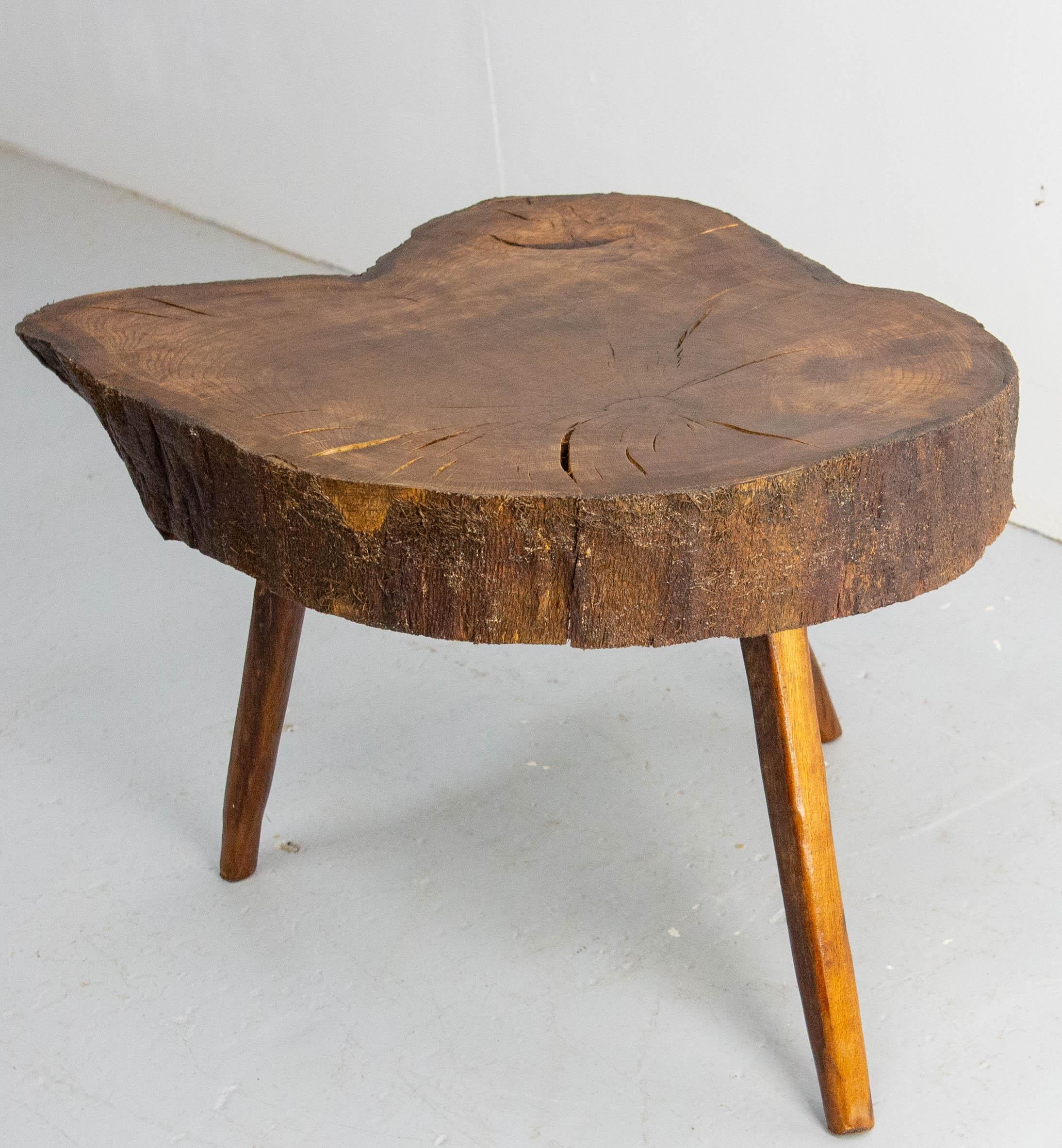 Table basse française brutaliste en Oak Oak à trois pieds, circa 1960 Bon état - En vente à Labrit, Landes