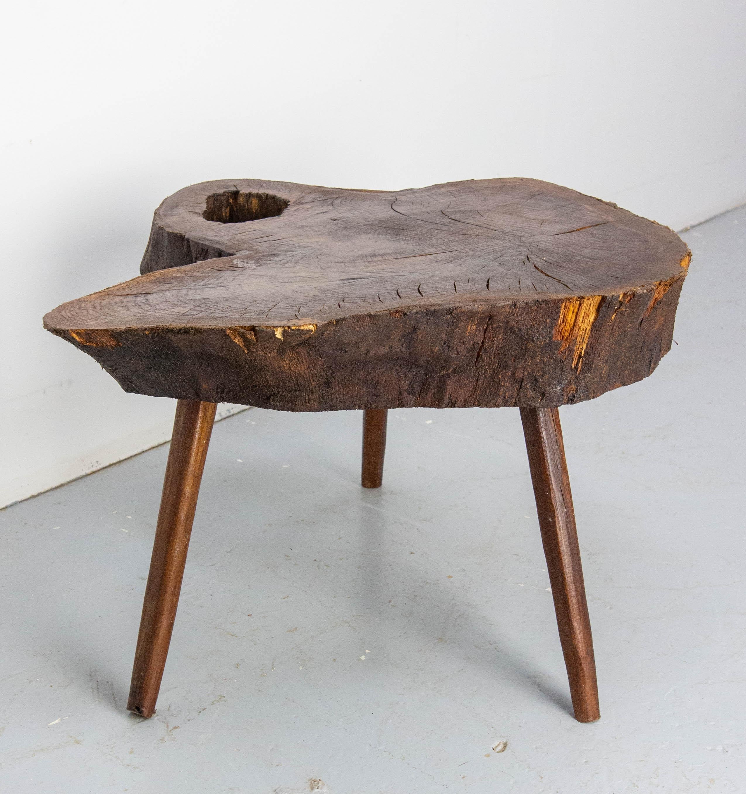 20ième siècle Table basse française brutaliste en Oak Oak à trois pieds, circa 1960 en vente