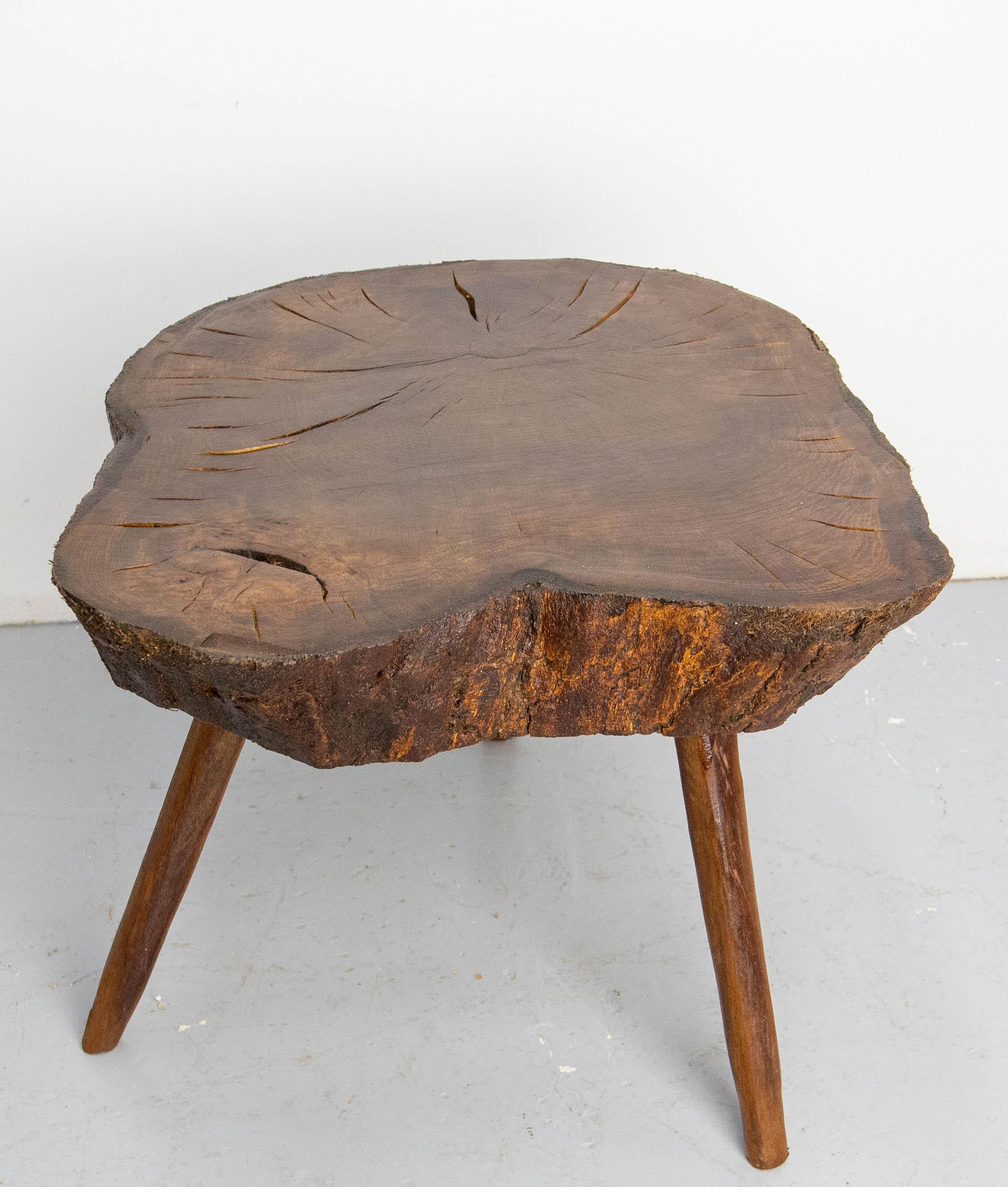 20ième siècle Table basse française brutaliste en Oak Oak à trois pieds, circa 1960 en vente