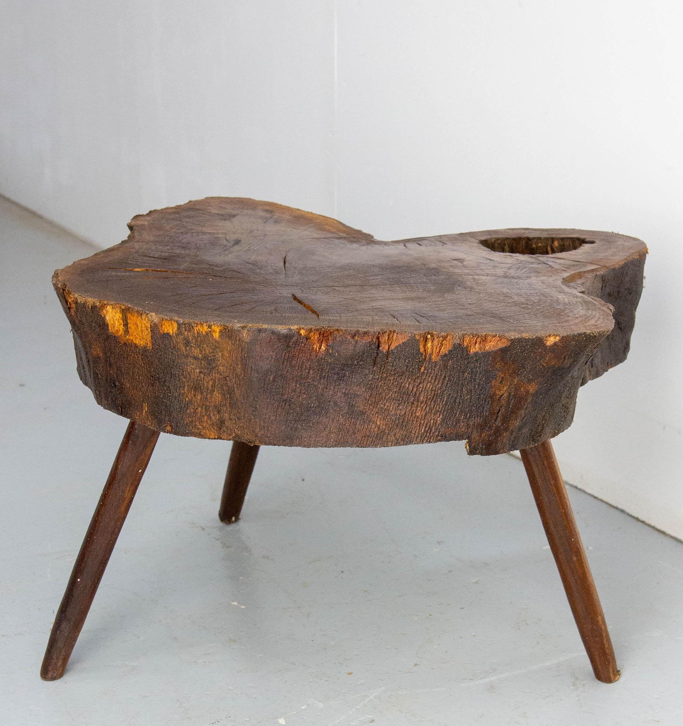 Chêne Table basse française brutaliste en Oak Oak à trois pieds, circa 1960 en vente