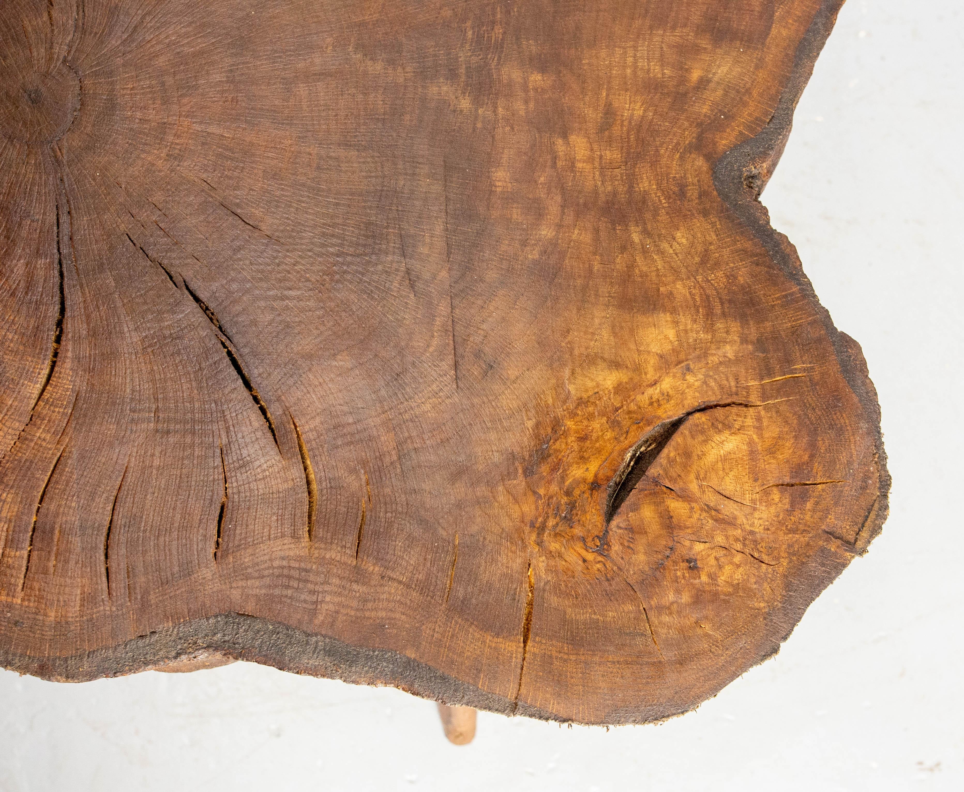 Chêne Table basse française brutaliste en Oak Oak à trois pieds, circa 1960 en vente