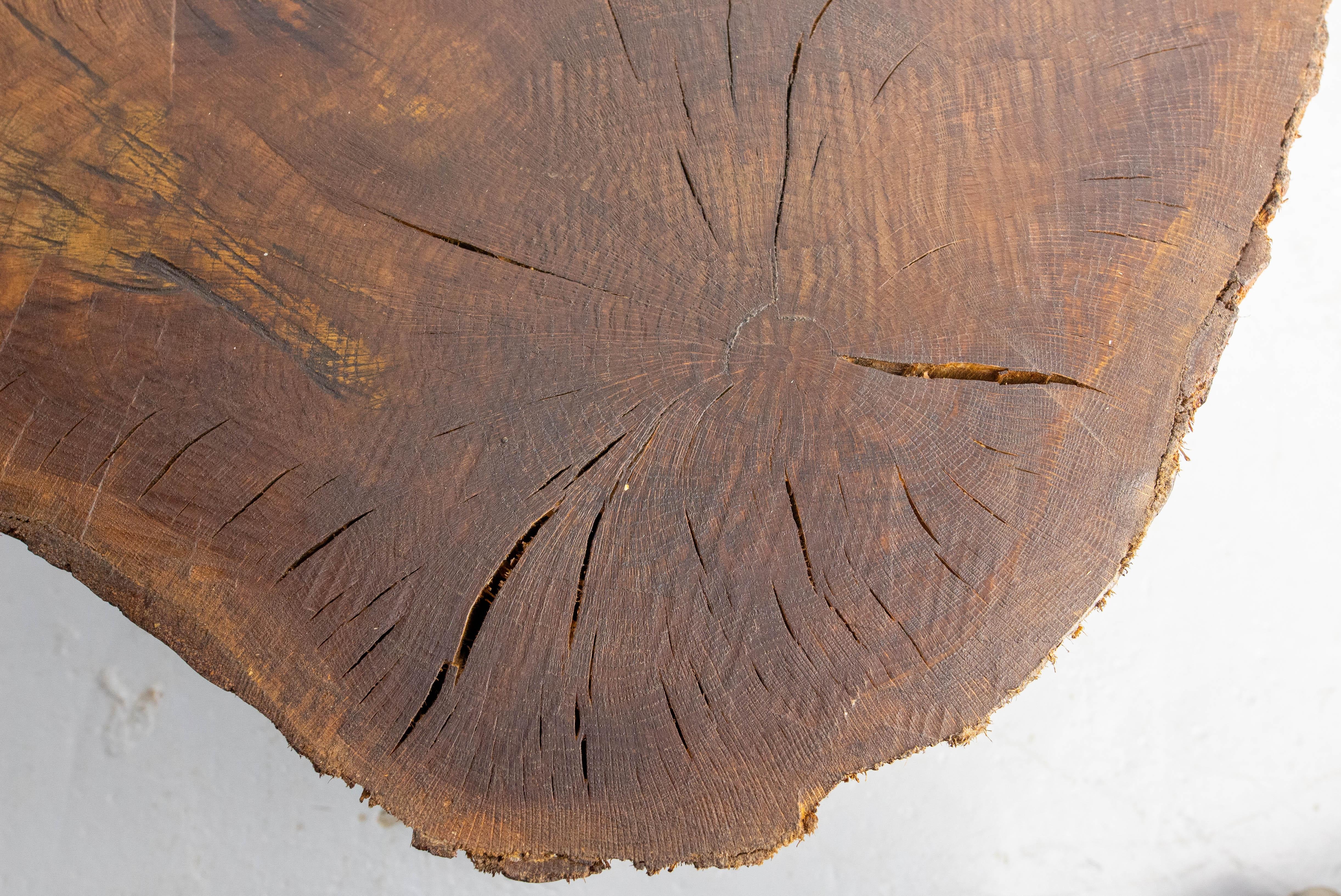Table basse française brutaliste en Oak Oak à trois pieds, circa 1960 en vente 2