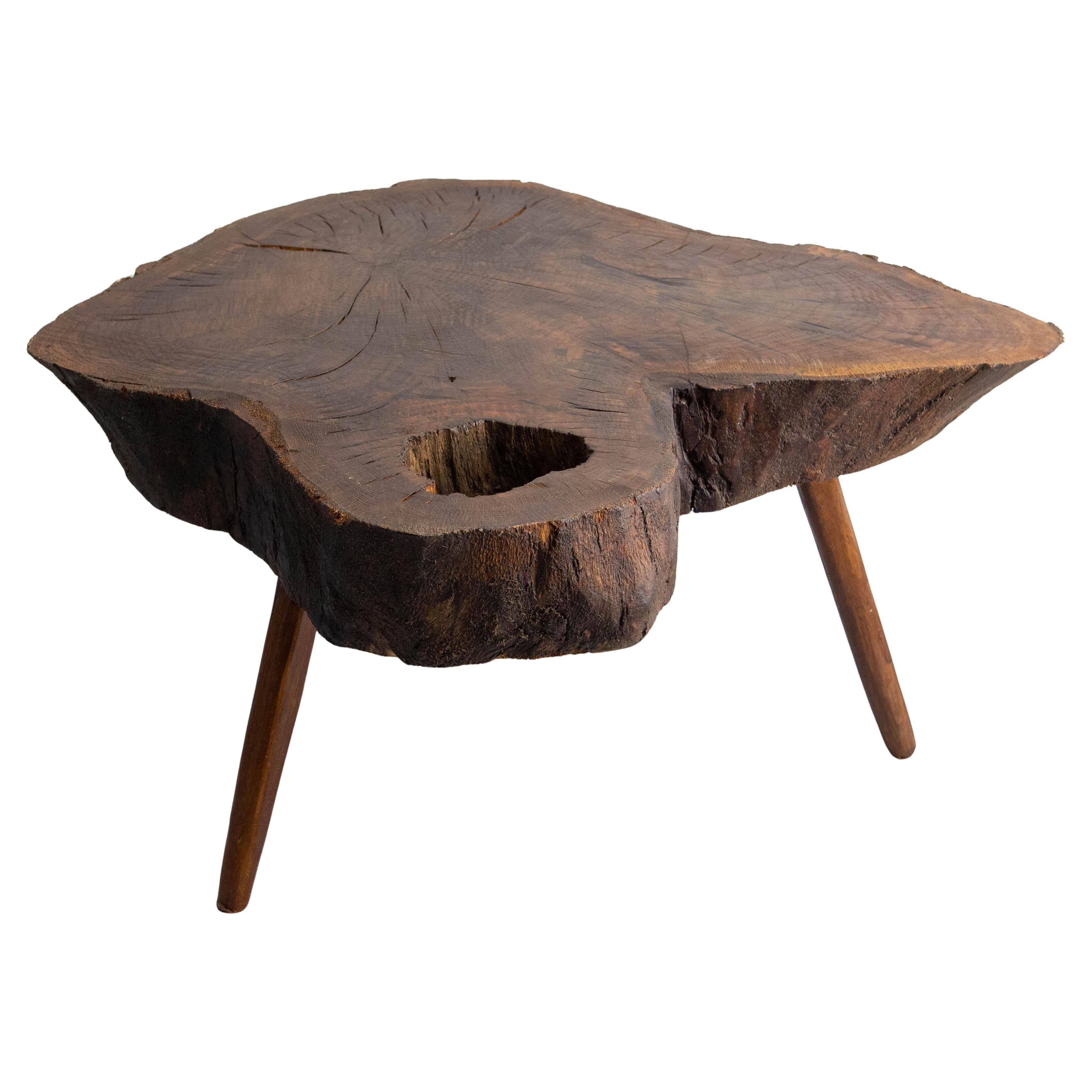 Tavolino brutalista francese in Oak a tre gambe, circa 1960