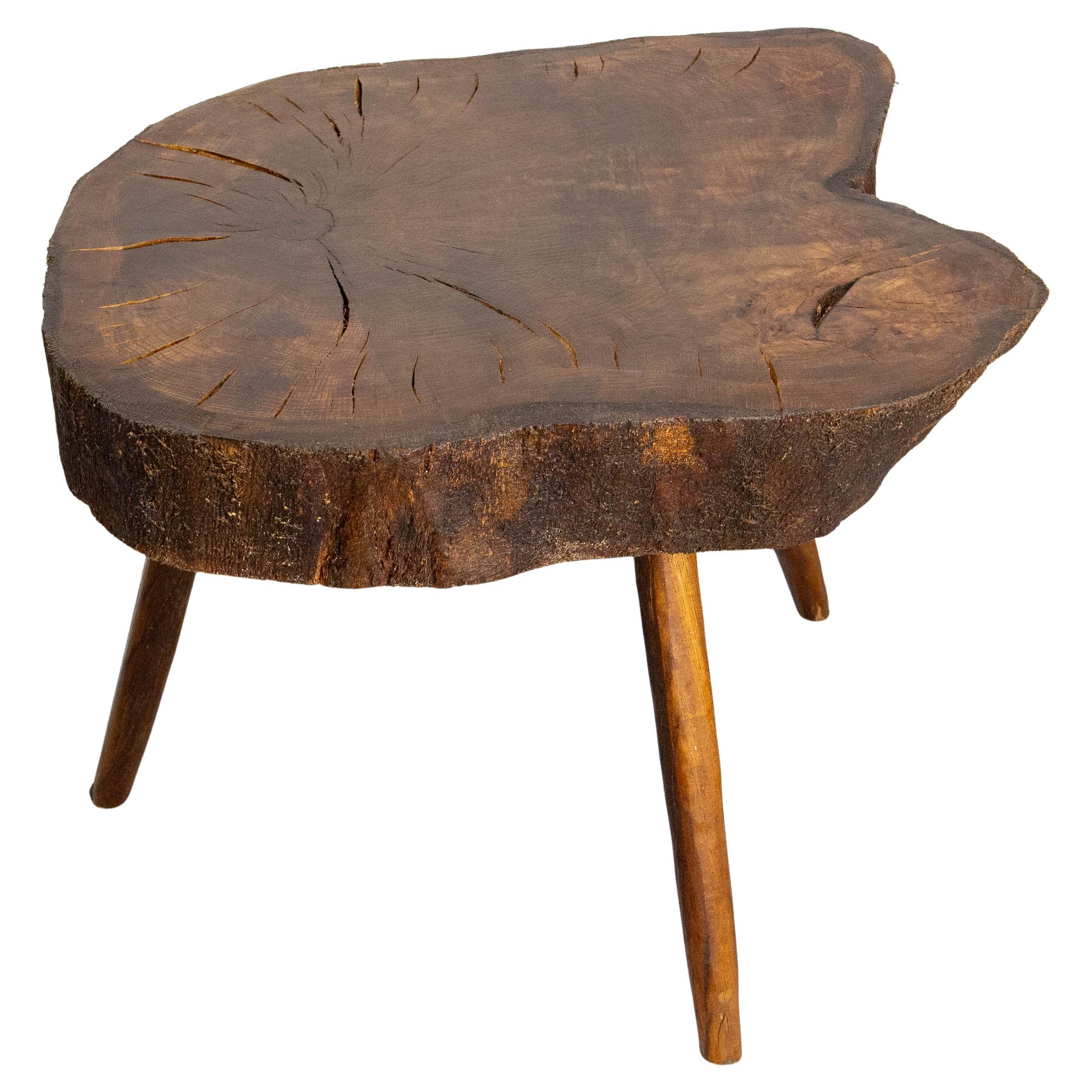 Mid-Century Modern Table basse française brutaliste en Oak Oak à trois pieds, circa 1960 en vente
