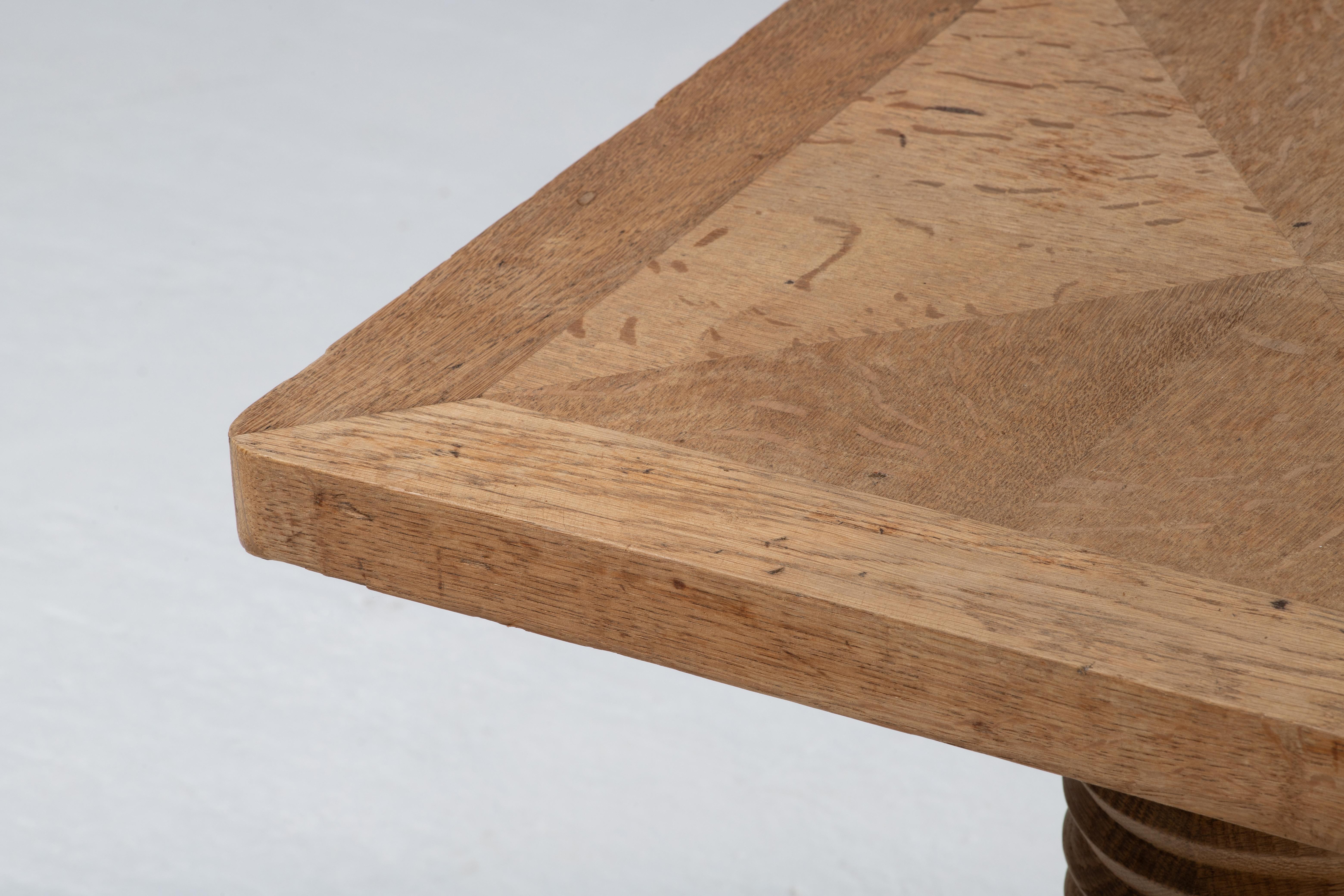 Table d'appoint en Oak Brutalist français, années 1940 en vente 4