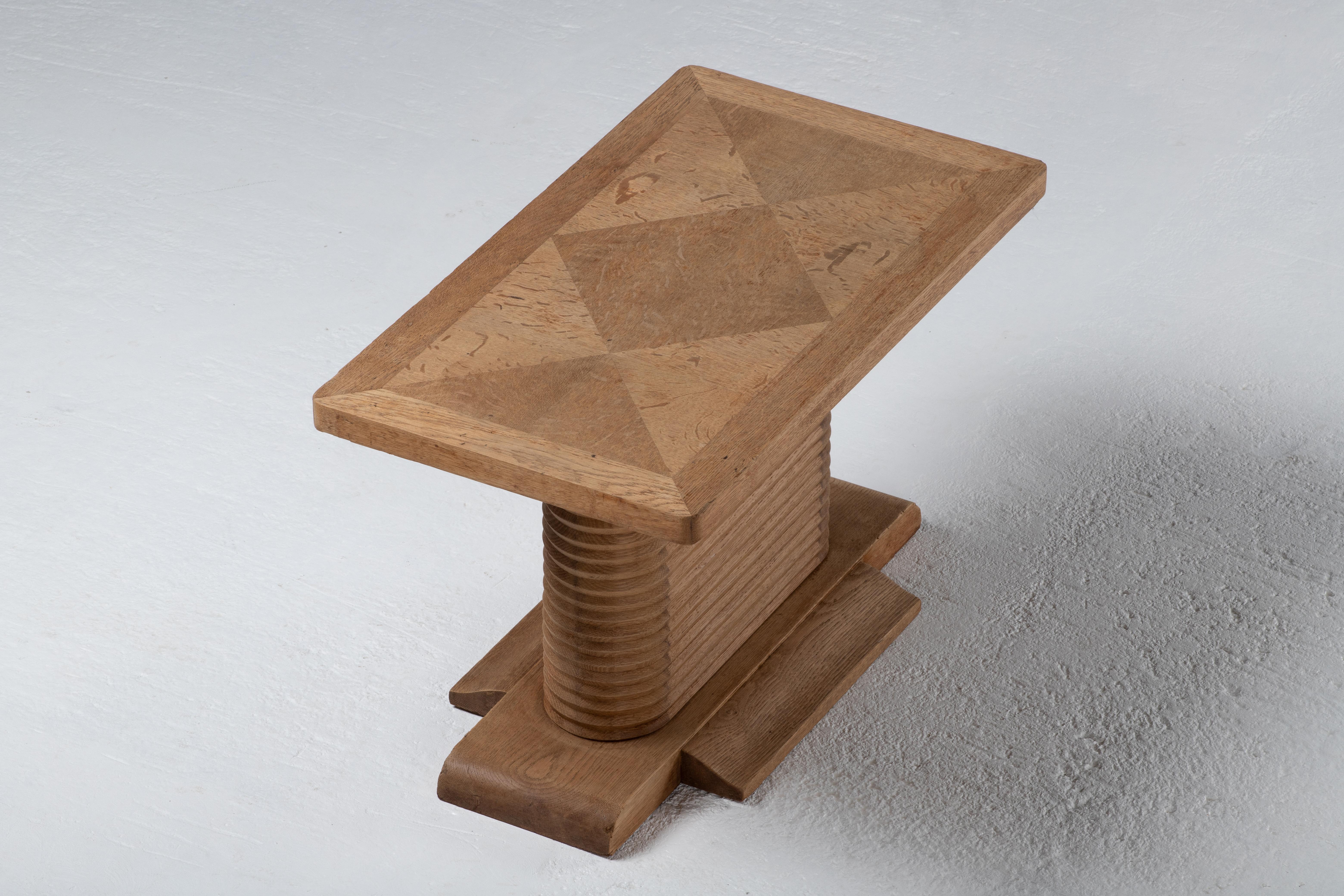 Table d'appoint en Oak Brutalist français, années 1940 en vente 6