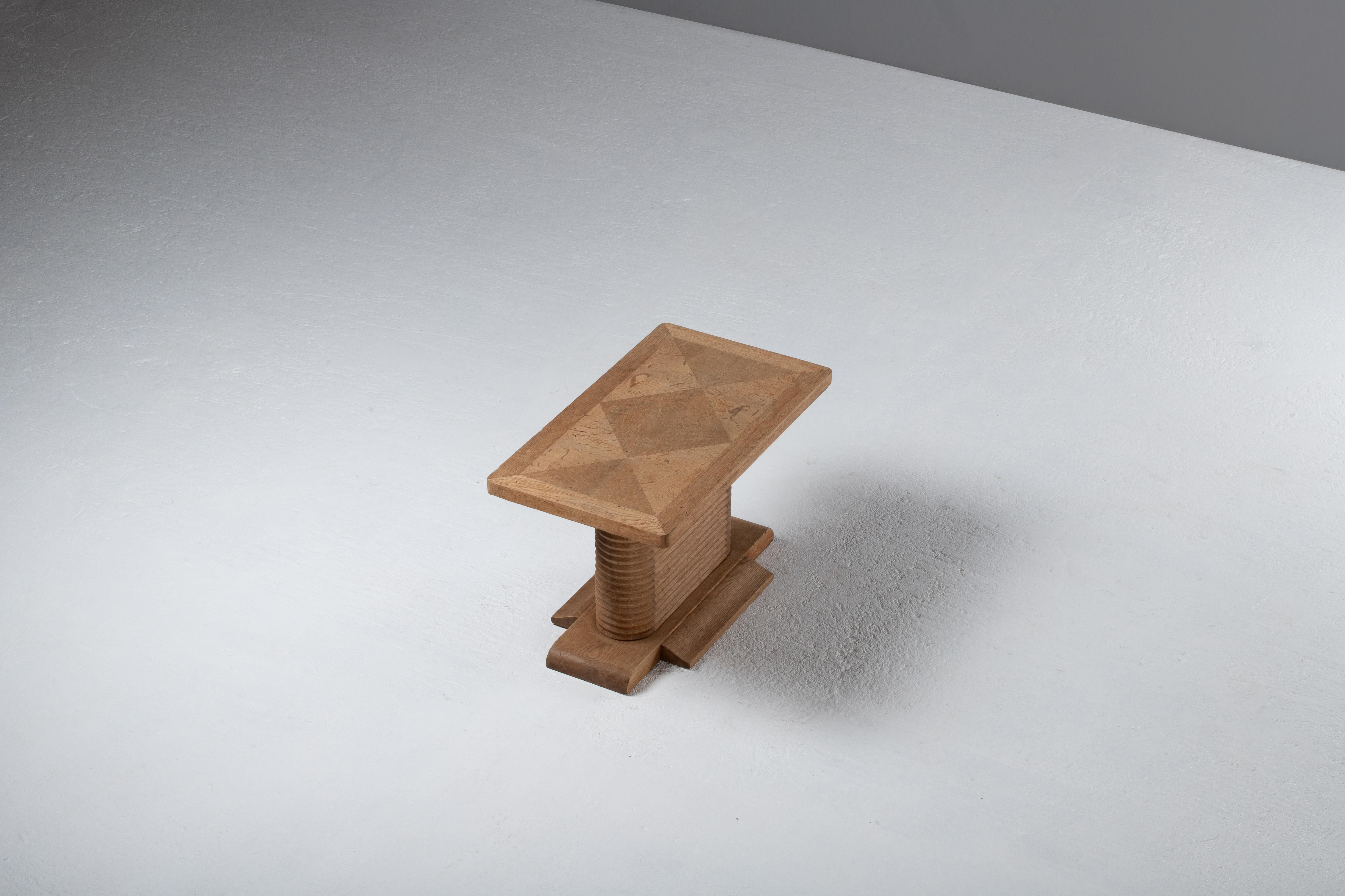 Table d'appoint en Oak Brutalist français, années 1940 en vente 7