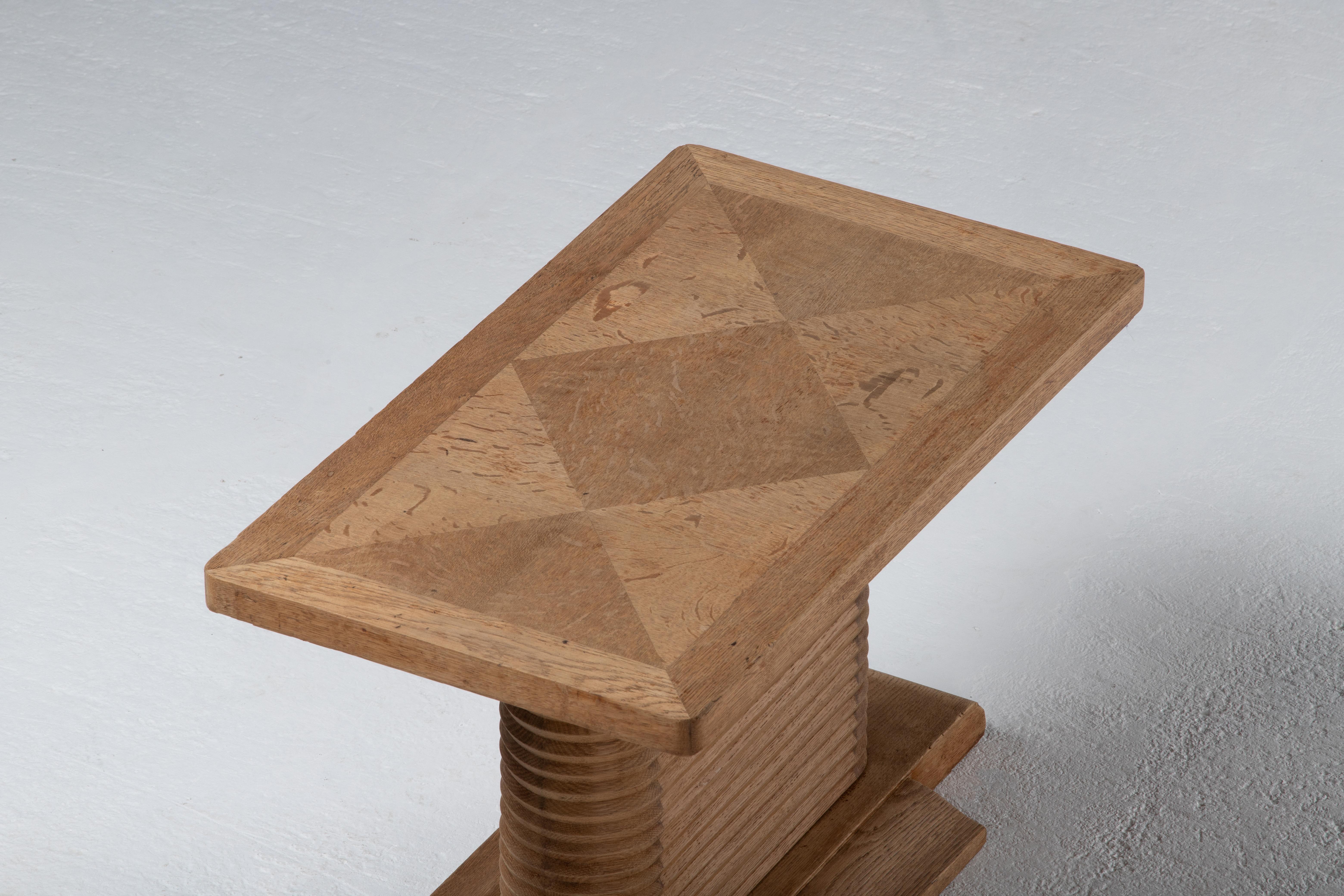 Table d'appoint en Oak Brutalist français, années 1940 en vente 8