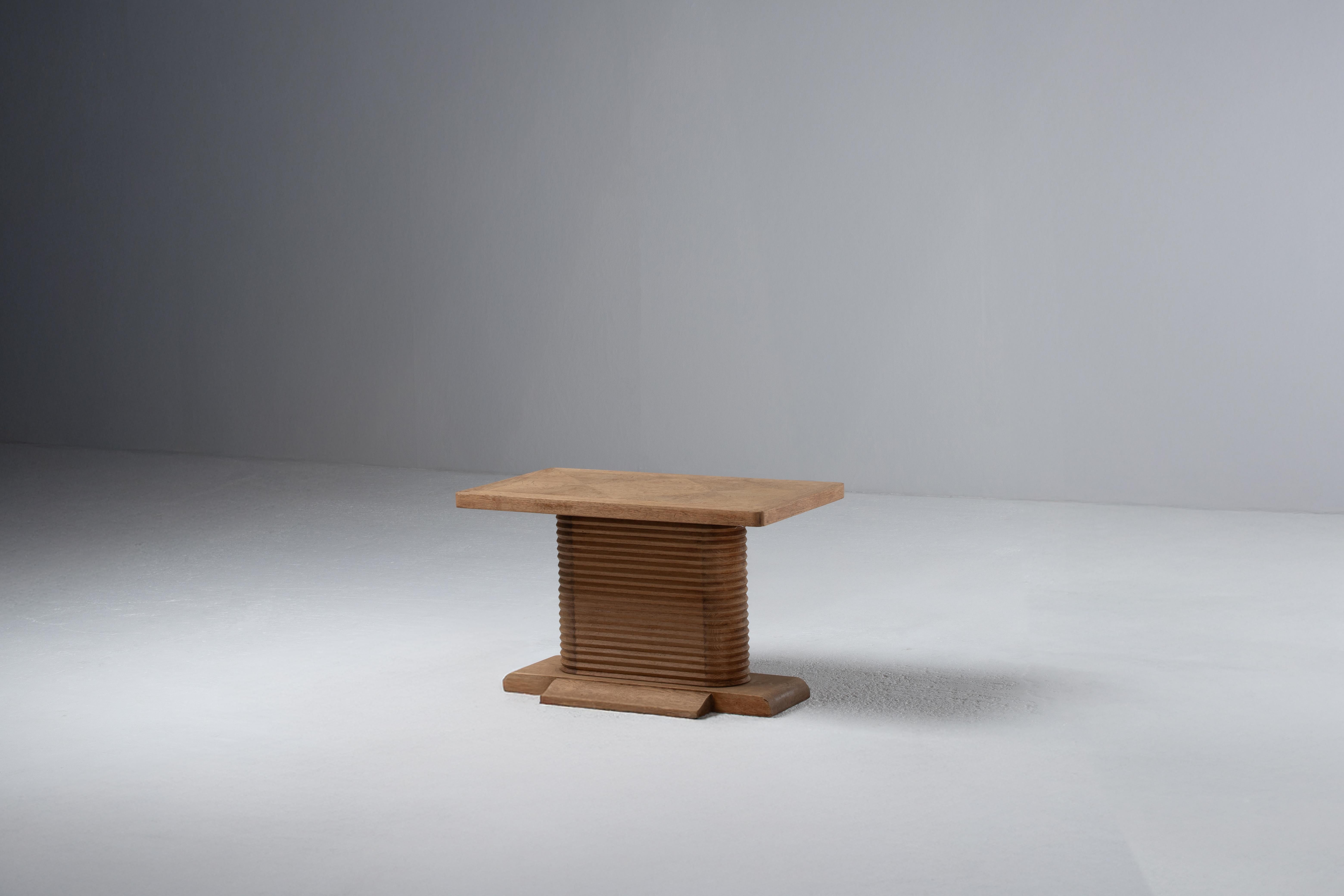 Table d'appoint en Oak Brutalist français, années 1940 en vente 11