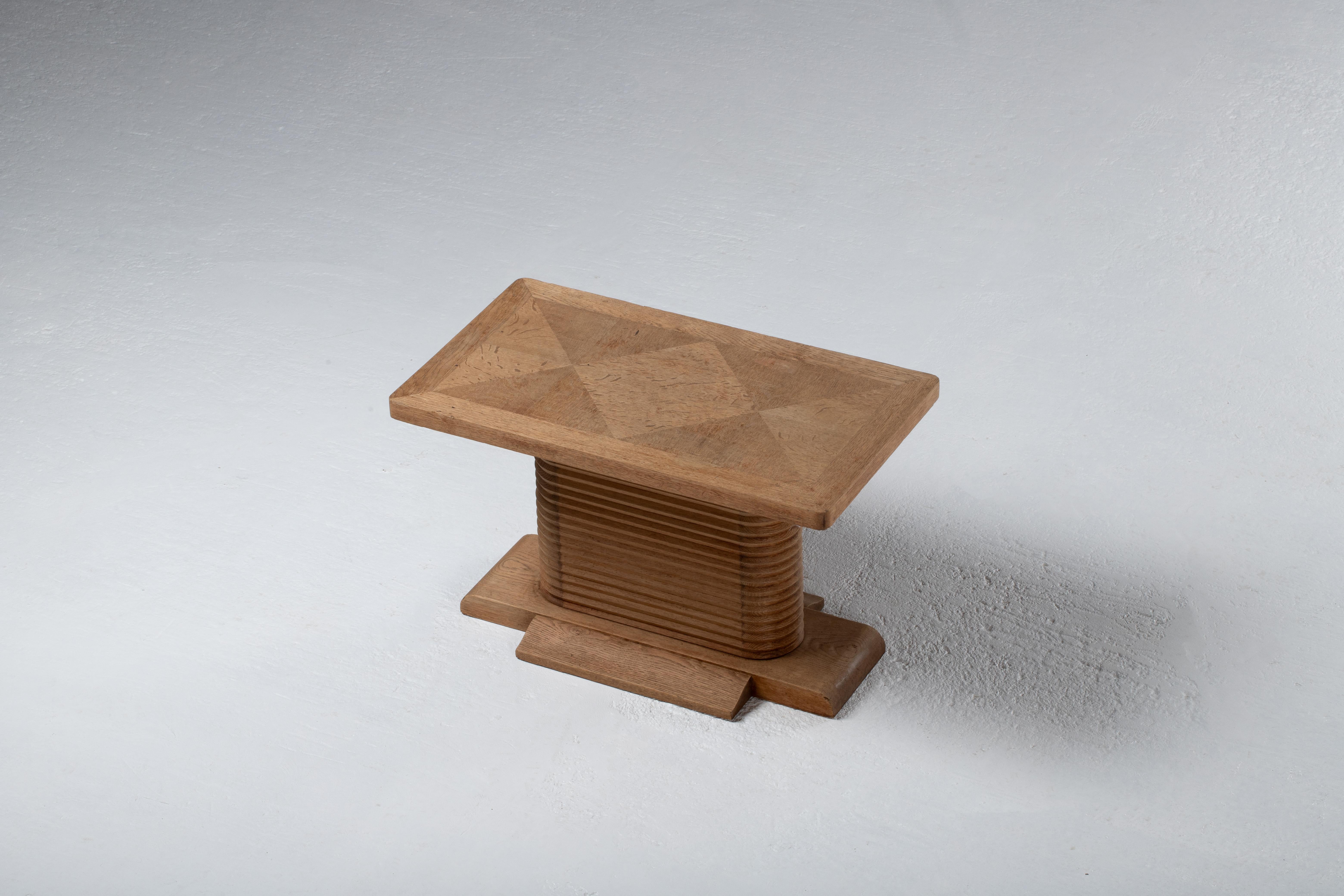 Français Table d'appoint en Oak Brutalist français, années 1940 en vente