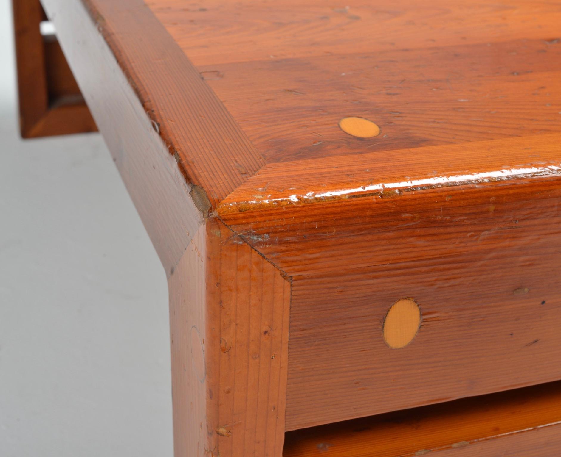 Mesa baja francesa de pino brutalista en venta 3