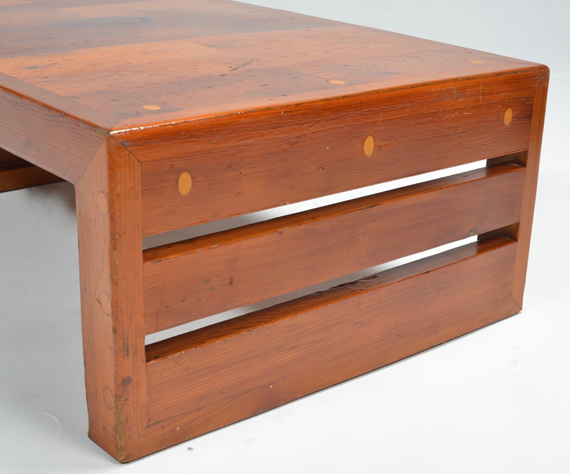 Mesa baja francesa de pino brutalista en venta 4