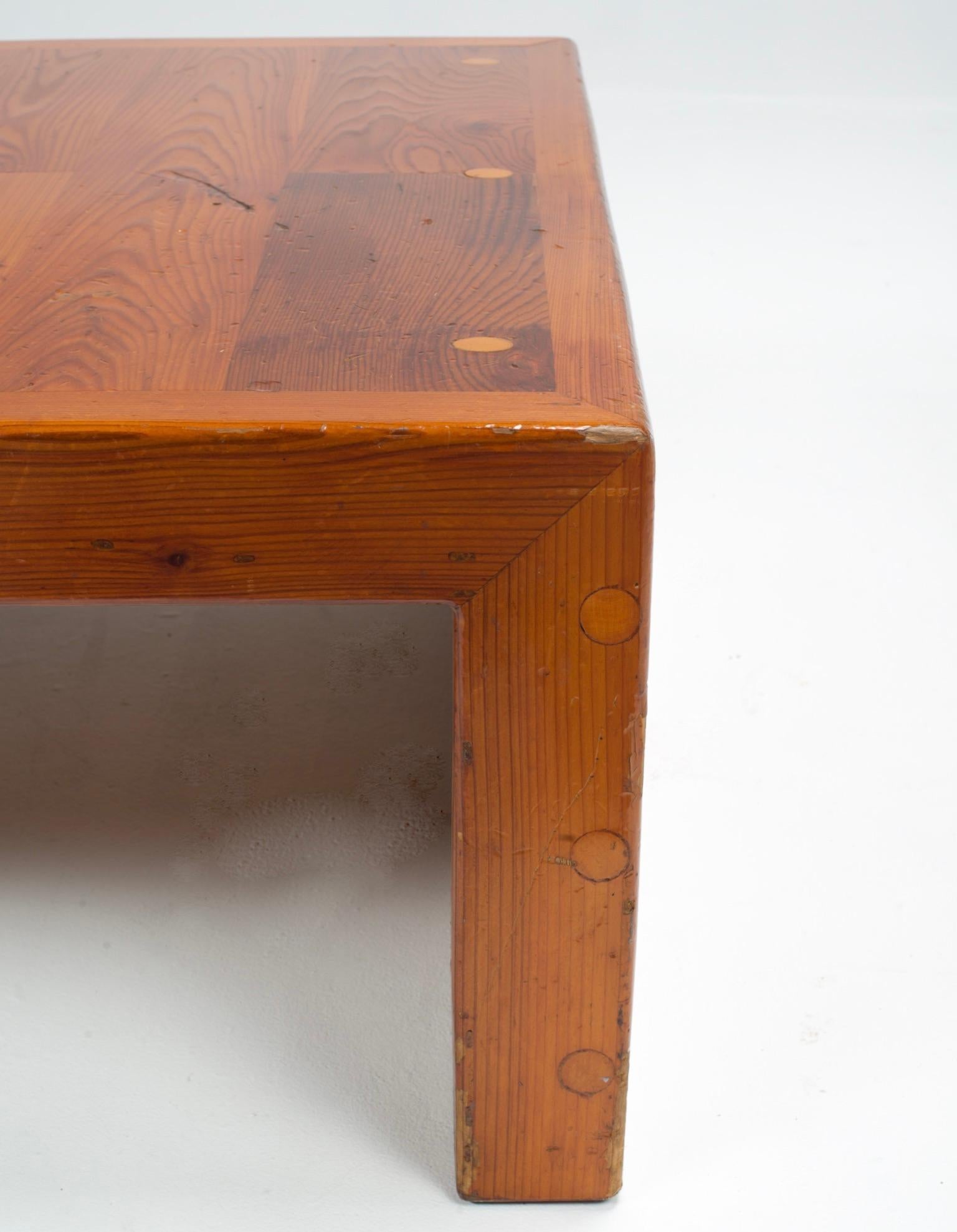 Mesa baja francesa de pino brutalista en venta 5