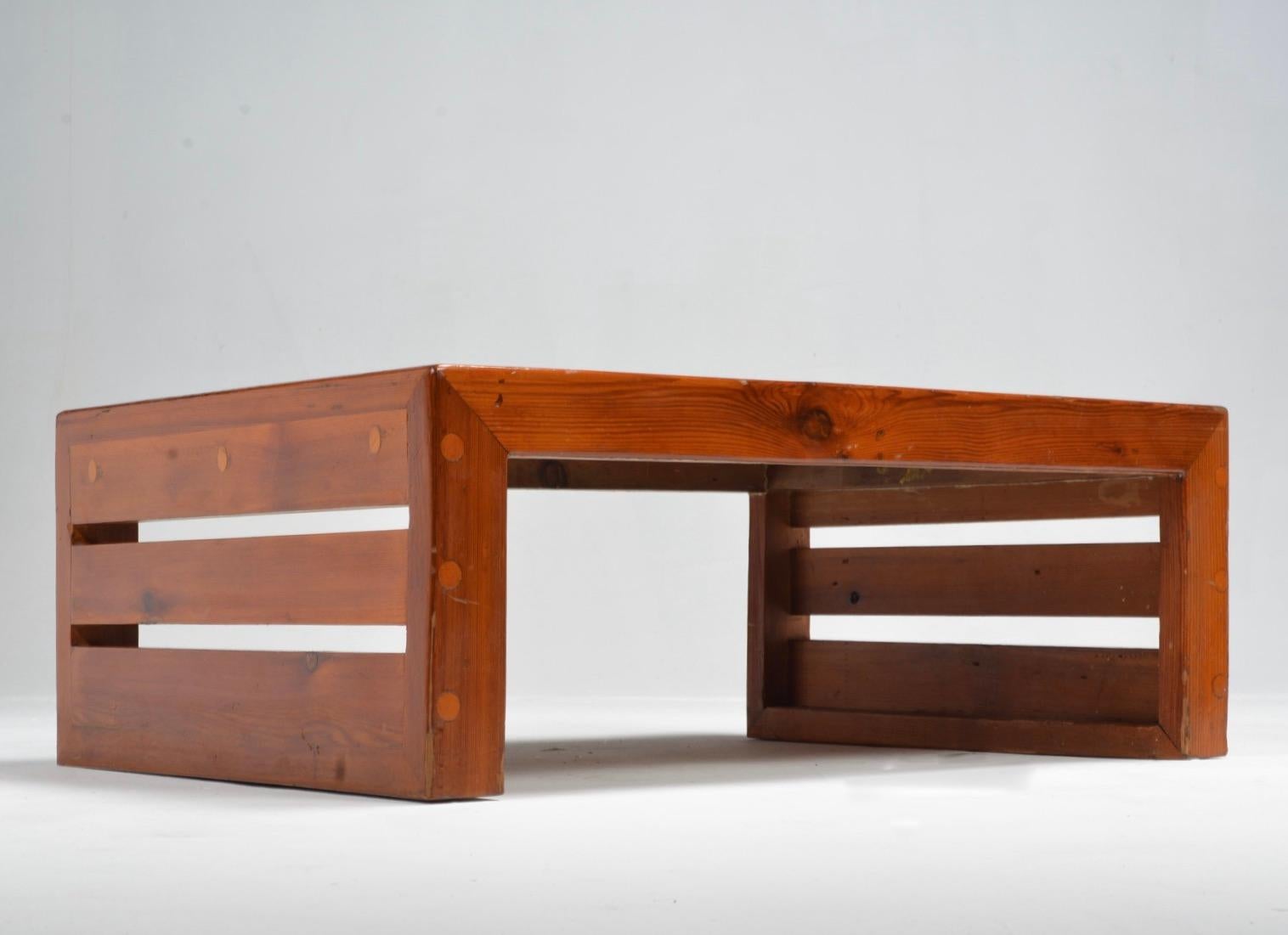 Mesa baja francesa de pino brutalista Brutalista en venta