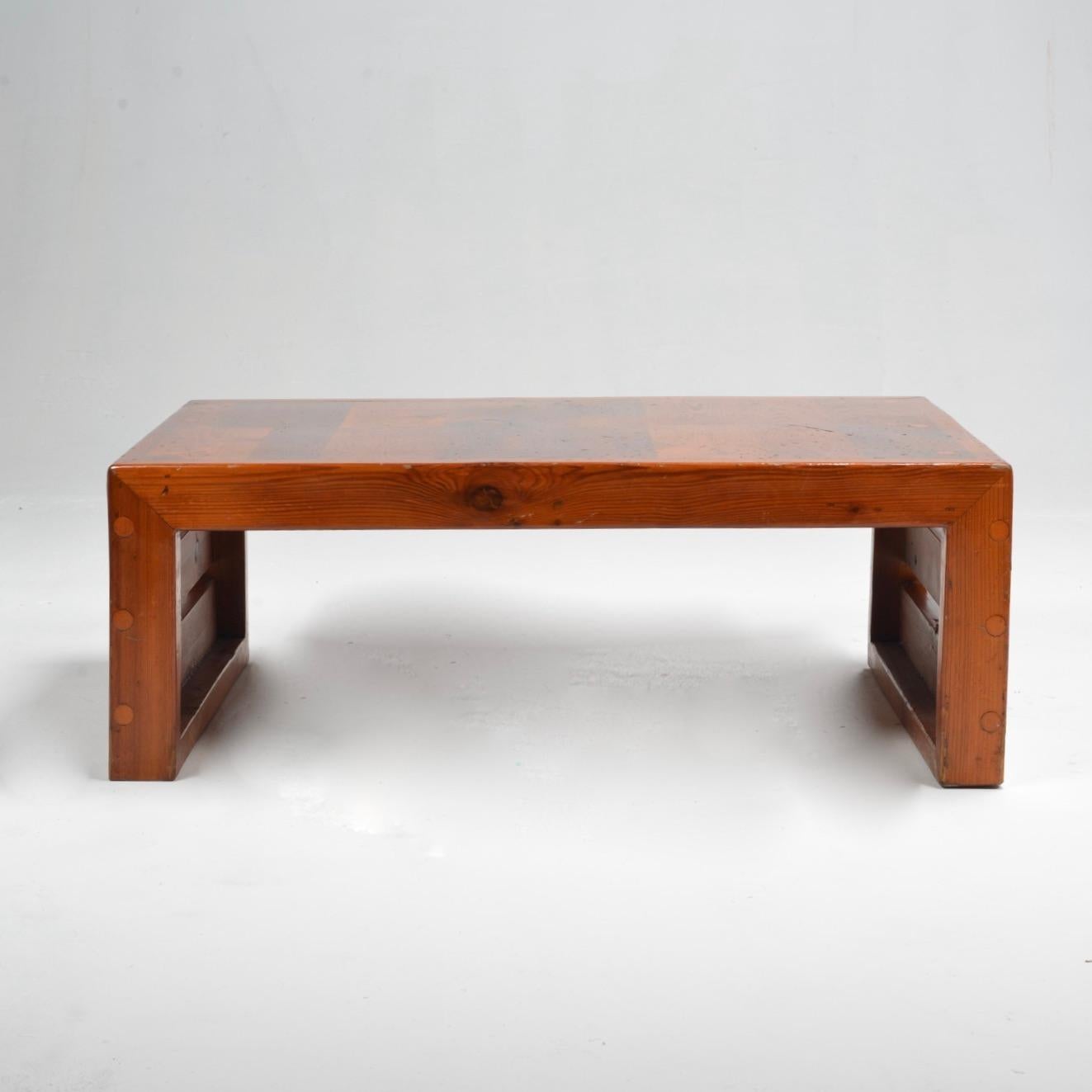 Mesa baja francesa de pino brutalista Francés en venta