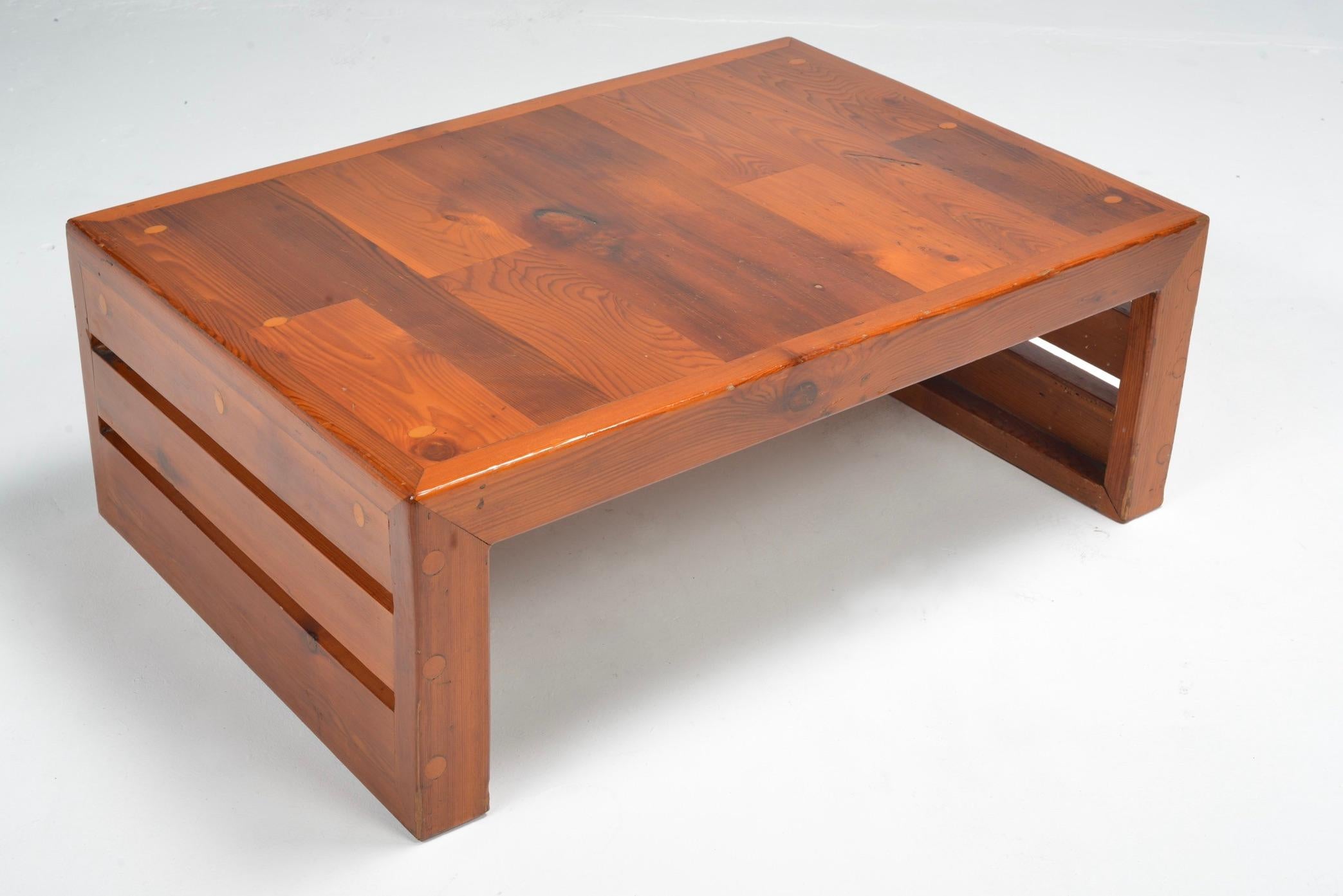 Mesa baja francesa de pino brutalista finales del siglo XX en venta