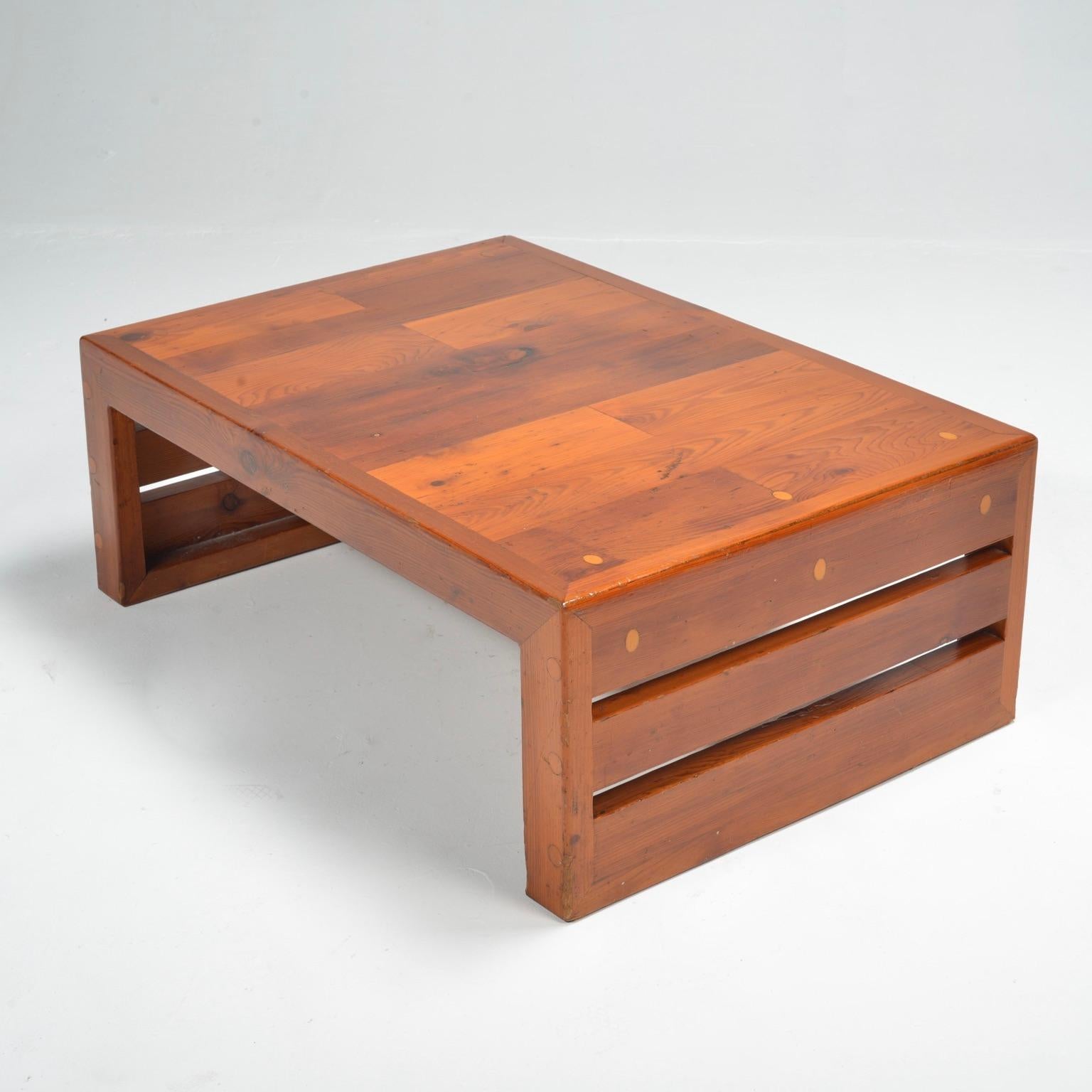 Mesa baja francesa de pino brutalista Pino en venta