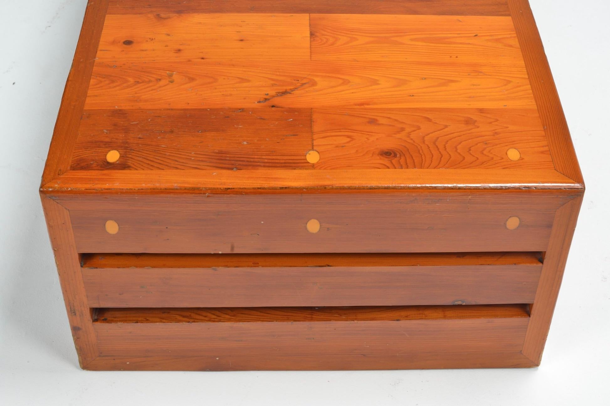 Mesa baja francesa de pino brutalista en venta 1