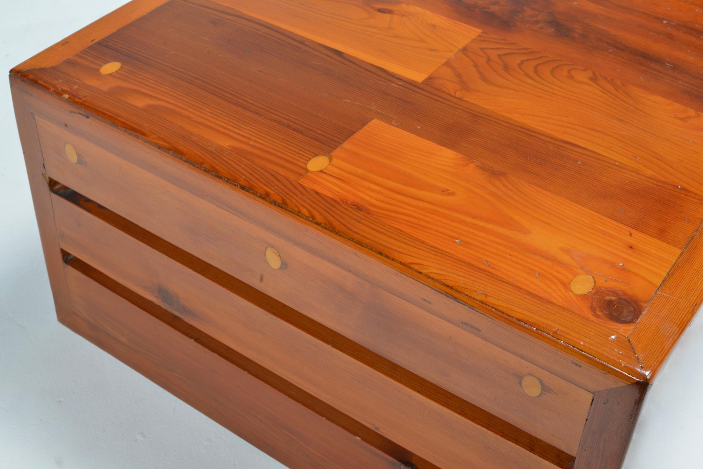 Mesa baja francesa de pino brutalista en venta 2