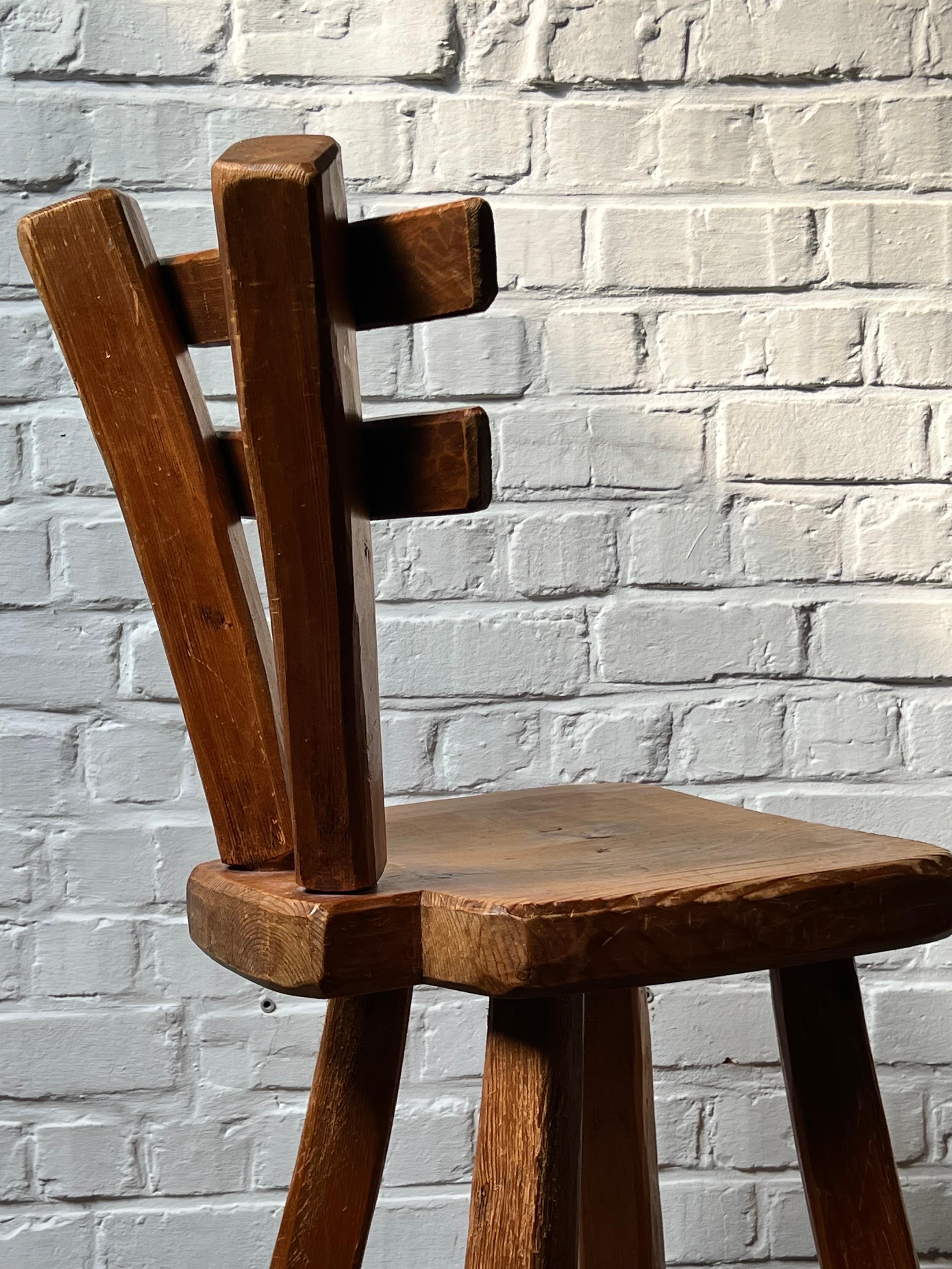 French Brutalist pine Tree chair, Nice Joinery, 1950s Handmade, folk art In Good Condition In Forest, BE