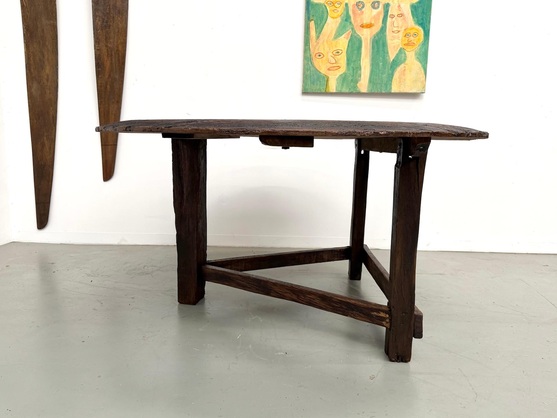 French brutalist popular-art round oak table, CIRCA 1880 For Sale 7